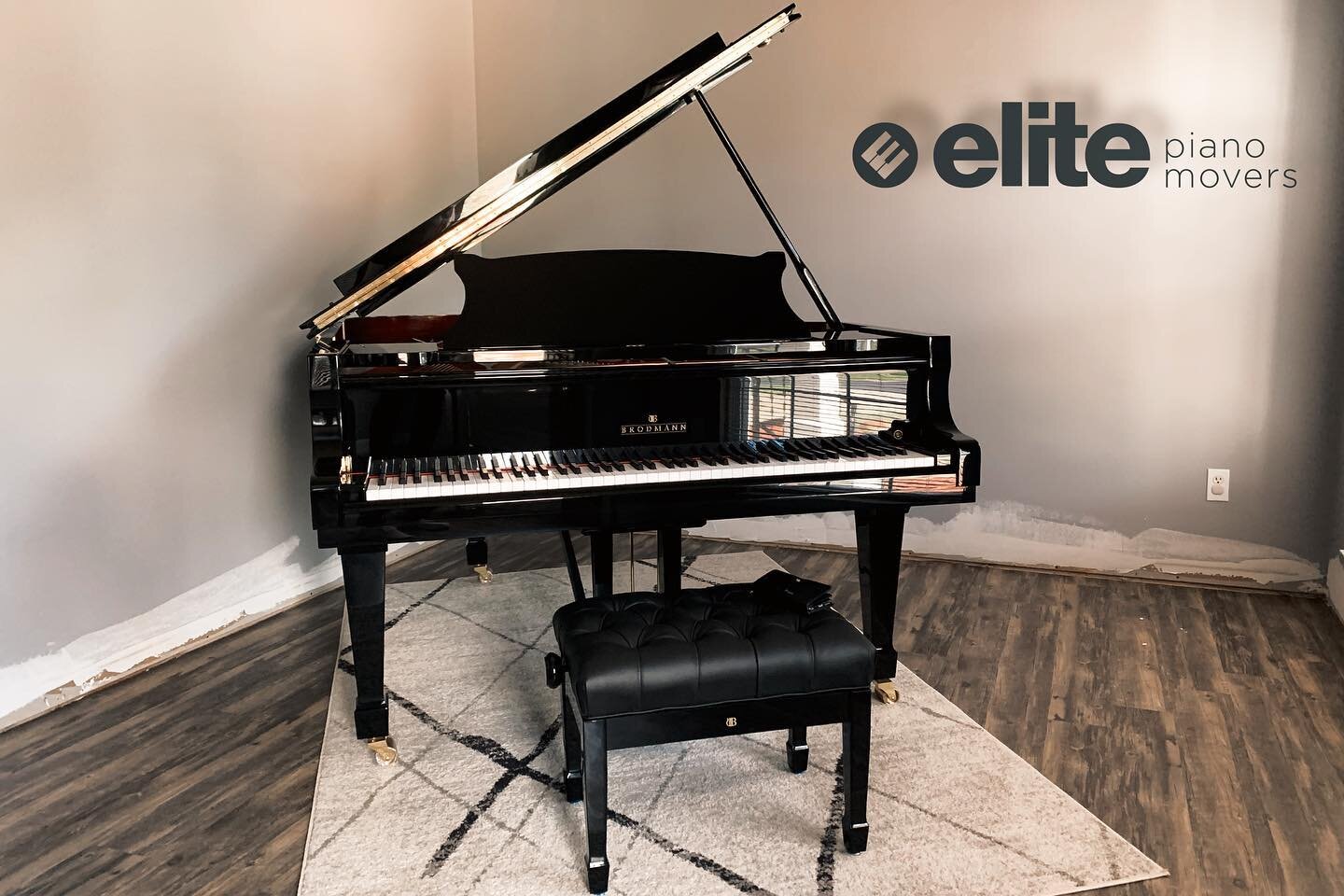 One of the biggest misconceptions of piano moving is people thinking with enough man power they can move it themselves.
While this may hold true in some cases, it&rsquo;s always best to leave it to the professionals. Moving pianos doesn&rsquo;t requi