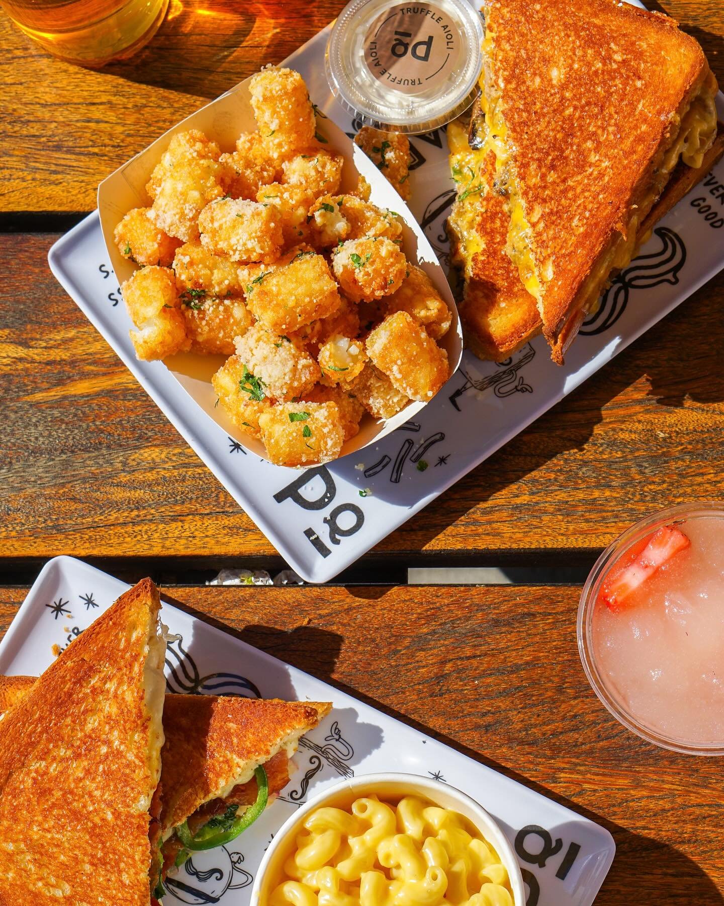 Some recent sunny content for @papiquesoclt that&rsquo;s guaranteed to make you hungry ☀️🤩💫

#papiqueso #grilledcheeseclt #cltfood #niceday #weareniceday