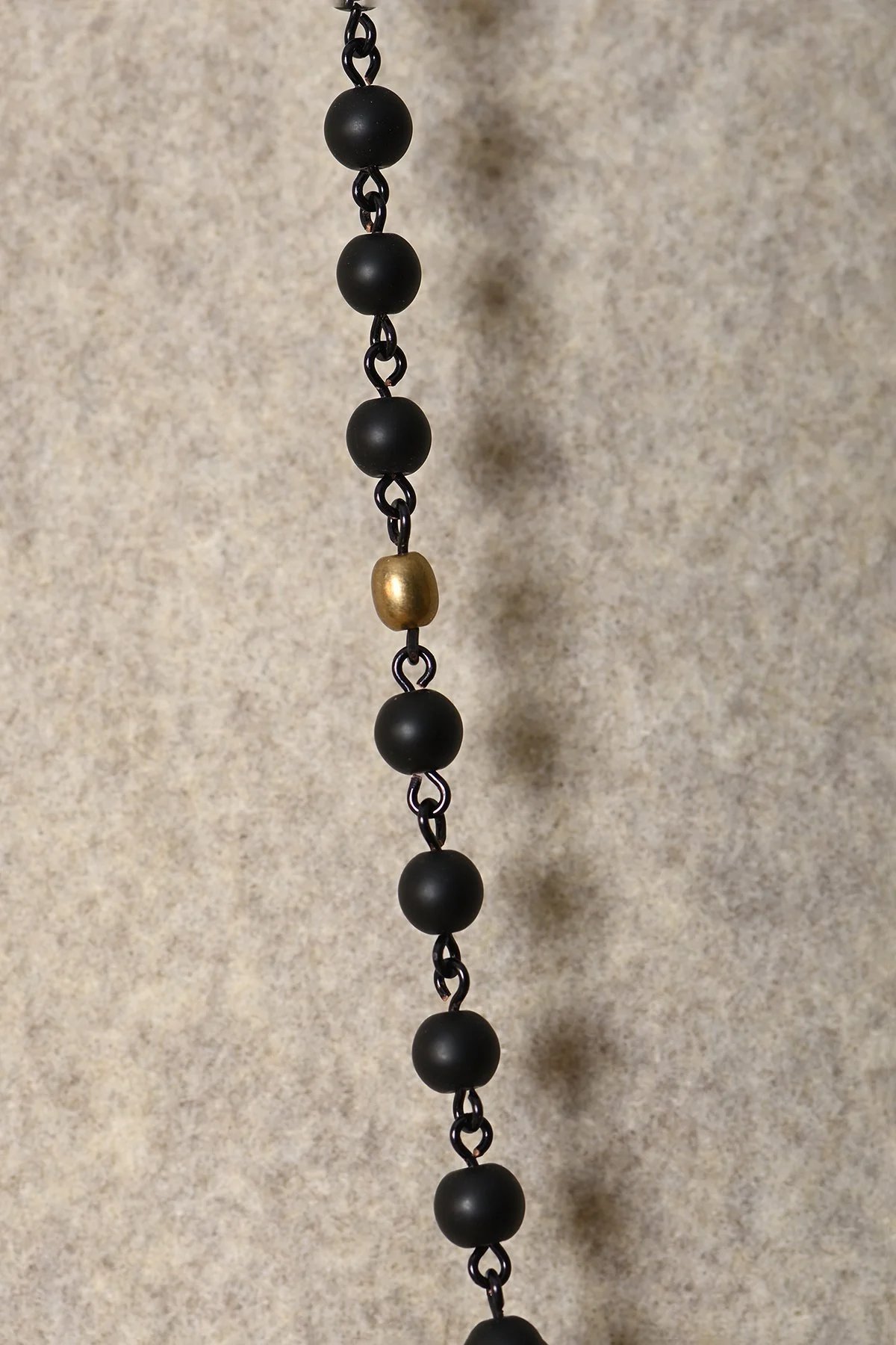 Chapelet_Noir_Necklace_2.jpg
