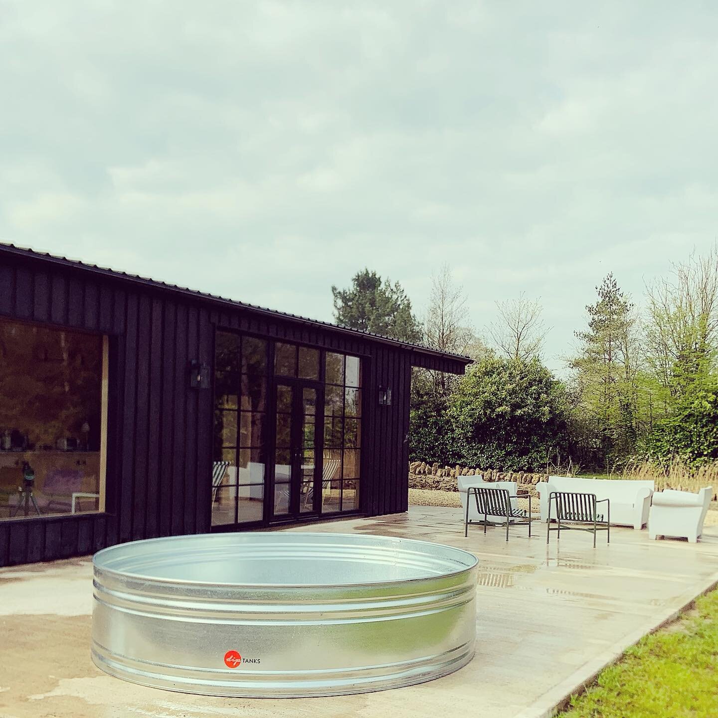 A new home for this 8ft round Diptank, destined to be a communal ice bath / huge paddling pool for the kids.

#diptanks #takeadip #icebath #icebaths #coldwatertherapy #somerset #southwest #gardeninspo #gardendesign #paddlingpool #britishsummer