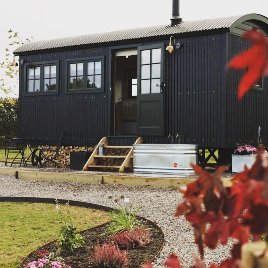 One of the finest Shepherds Huts you ever did see! So many beautiful details, we&rsquo;re particularly fond of the outdoor bath tub 😉 #diptanks #takeadip #outdoorbathtub #shepherdhutstyle #staycationuk