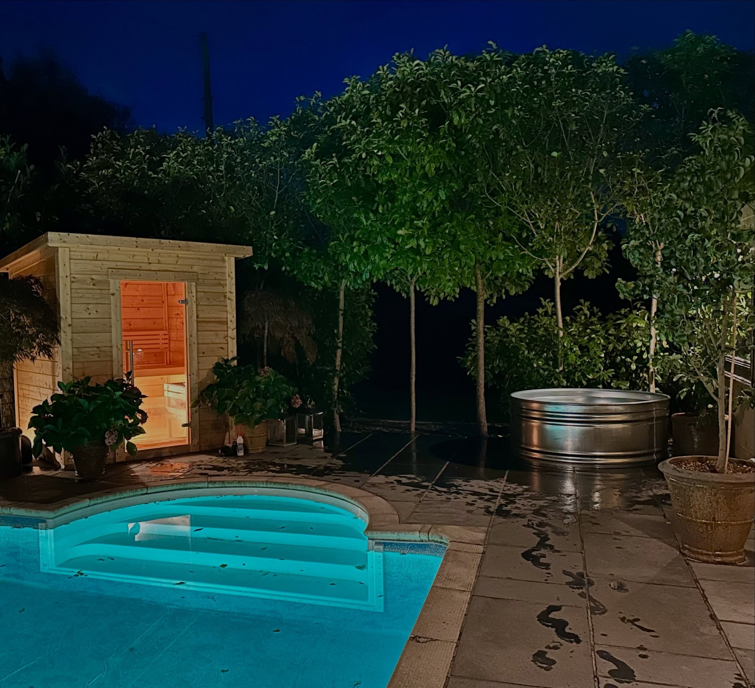 A little luxury in the garden 🌿 This 5ft round Diptank has been transformed into the ultimate cold plunge &mdash; the perfect spot for a refreshing dip under the stars. ✨ 
We always love to see your Diptanks in-situ ❤️

#diptanks #stocktank #takeadi