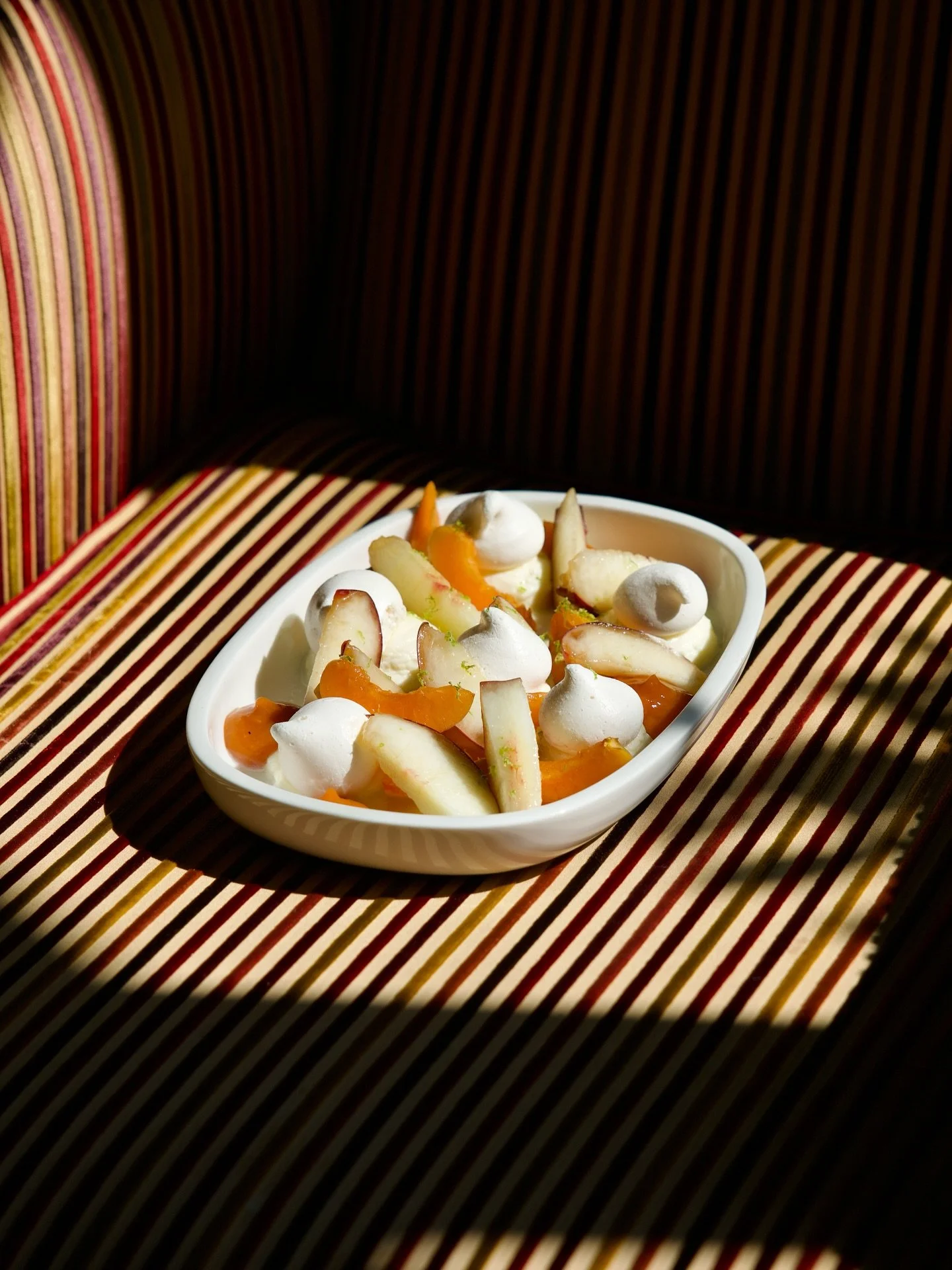 Pavlova l&eacute;g&egrave;re aux notes de p&ecirc;che, abricot et romarin 🍑 Une alliance subtile pour un dessert raffin&eacute; 🌿

#restaurantlisleadam #restaurantvaldoise #valďoise #valdoise95 #lisleadamtourisme #lisleadammaville #lisleadam☀️ #lis