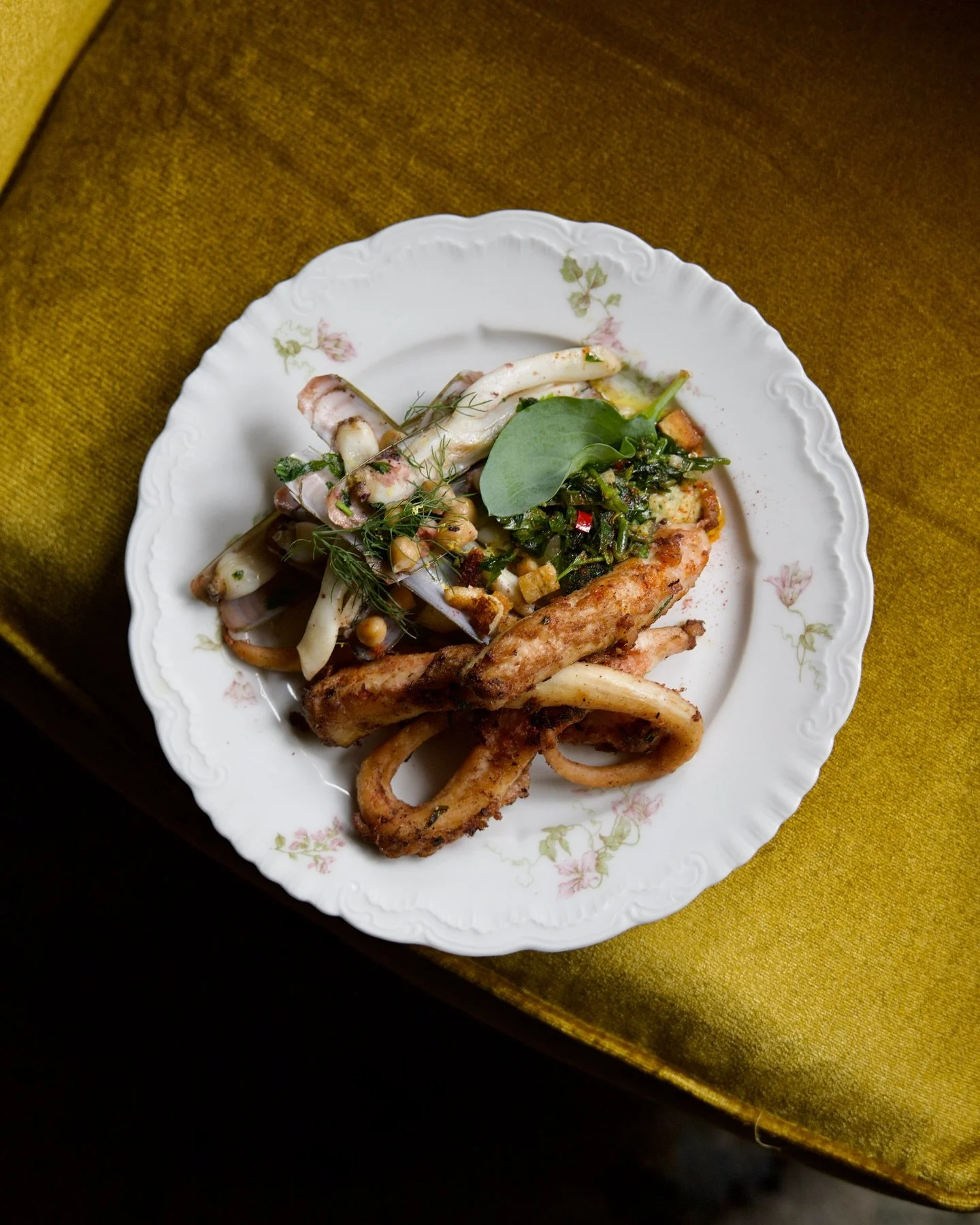 Poulpe flamb&eacute; &agrave; la cachaca : houmous iod&eacute;, chimichurri salicornes, pois chiches grill&eacute;s. Un pur r&eacute;gal ! 

#restaurantlisleadam #restaurantvaldoise #valďoise #valdoise95 #lisleadamtourisme #lisleadammaville #lisleada