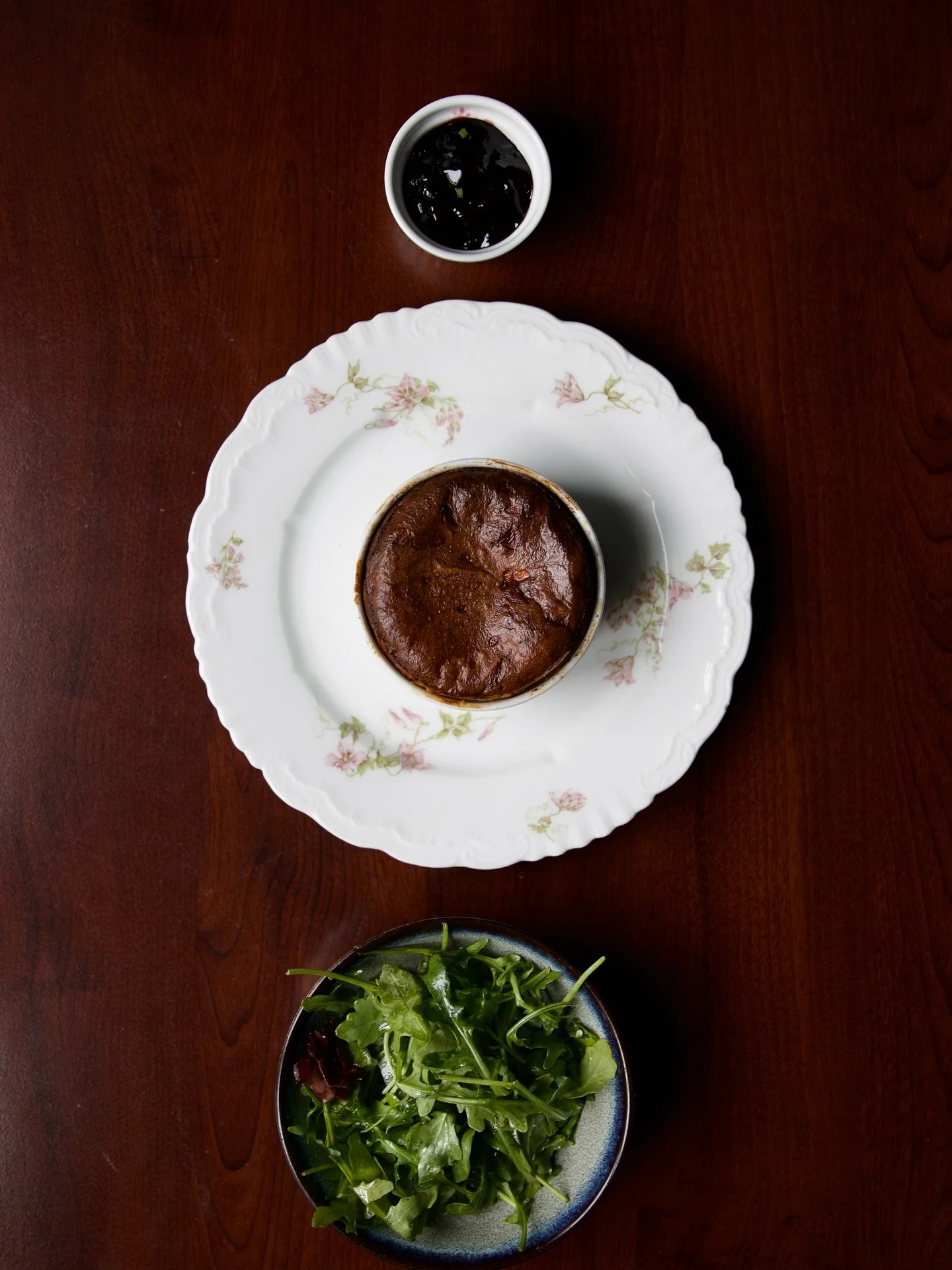 Un classique revisit&eacute; avec caract&egrave;re : souffl&eacute; l&eacute;ger et a&eacute;rien au fromage Ossau-Iraty, servi avec une salade verte fra&icirc;che et une touche sucr&eacute;e de confiture de cerise noire 🍒 
Un &eacute;quilibre subti