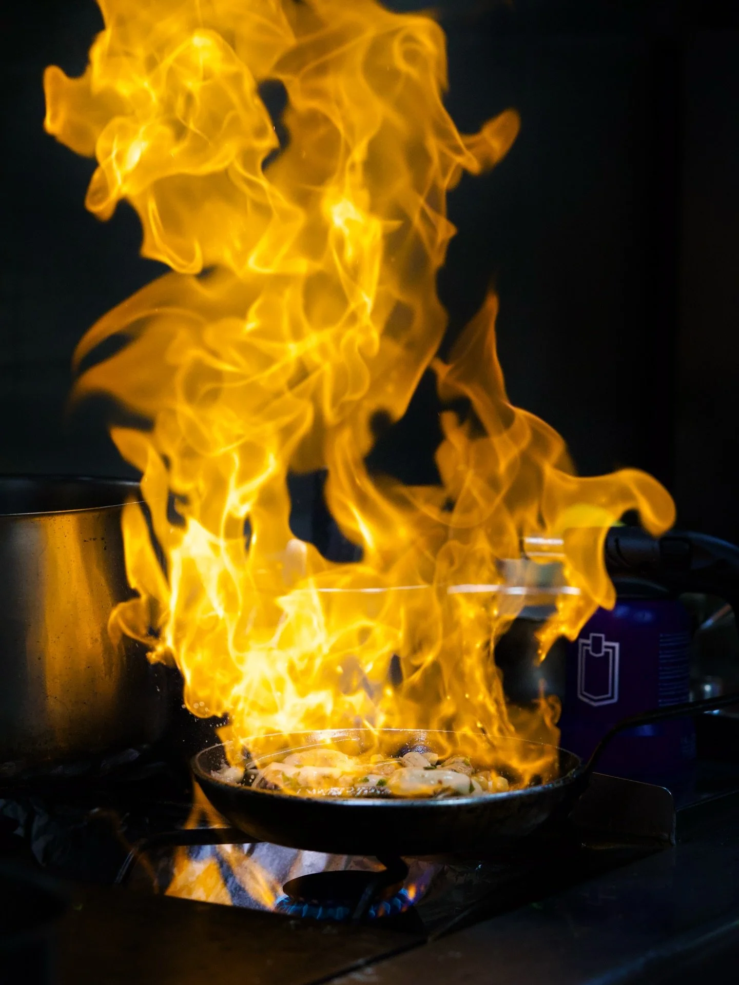 Poulpe snack&eacute; et flamb&eacute; &agrave; la cacha&ccedil;a directement &agrave; la po&ecirc;le : un moment spectaculaire et une explosion de saveurs. La flamme saisit le poulpe, r&eacute;v&eacute;lant toute sa tendret&eacute; et ses ar&ocirc;me