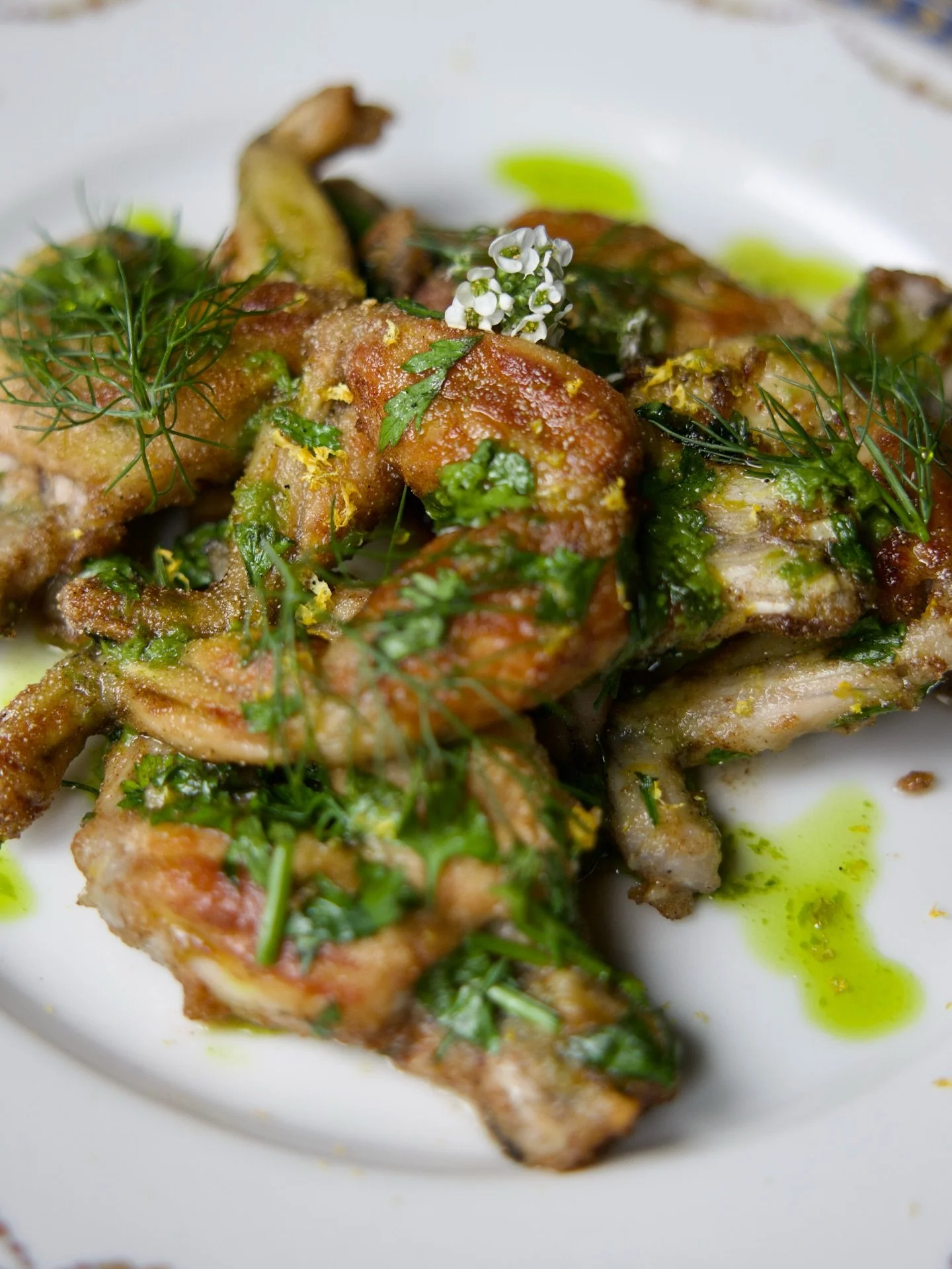 Cuisses de grenouille en persillade 🐸 
Une entr&eacute;e &agrave; la fois classique et raffin&eacute;e : cuisses de grenouille dor&eacute;es en persillade, cro&ucirc;tons croustillants et mousse l&eacute;g&egrave;re au beurre noisette.

#restaurantl