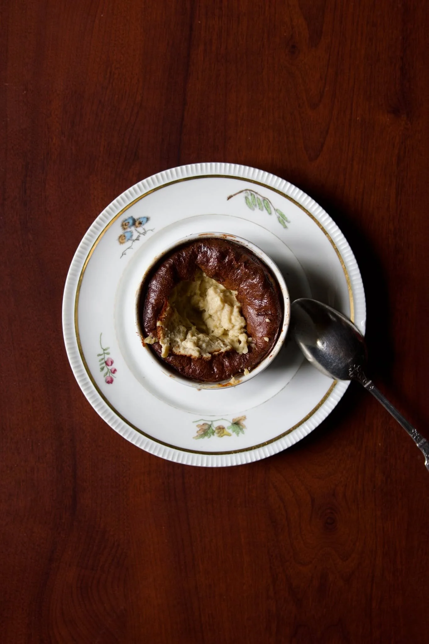 Souffl&eacute; au fromage Ossau-Iraty 🧀
L&eacute;ger, fondant et d&eacute;licatement dor&eacute;, le souffl&eacute; au fromage Ossau-Iraty s&rsquo;accompagne d&rsquo;une salade verte croquante et d&rsquo;une confiture de cerise noire qui sublime cha