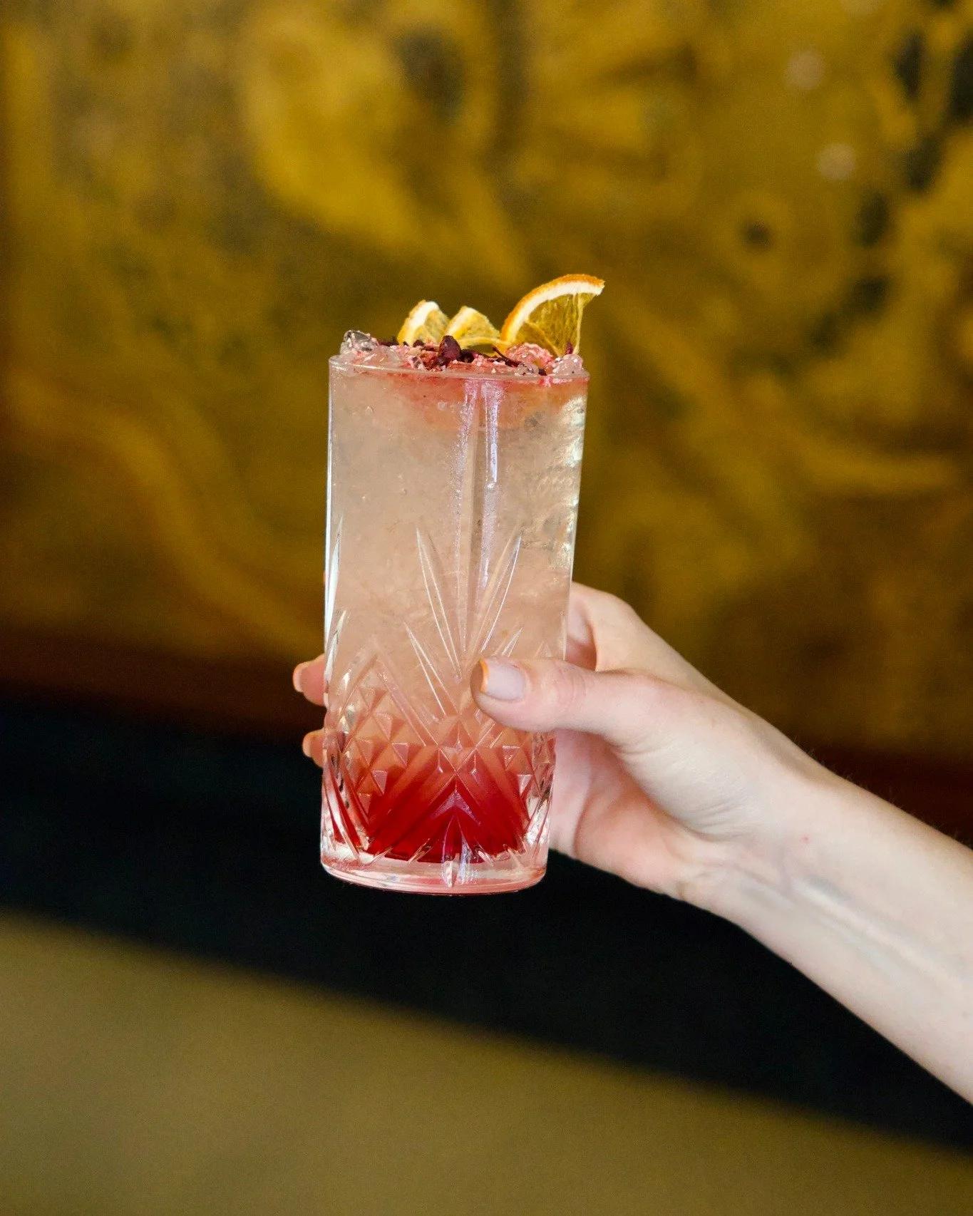 Le go&ucirc;t des cocktails authentiques.
D&eacute;couvrez nos cr&eacute;ations maison, fra&icirc;ches et inspir&eacute;es, pour des moments &agrave; savourer entre amis ou en solo. Chaque verre raconte une histoire, chaque cocktail est une exp&eacut