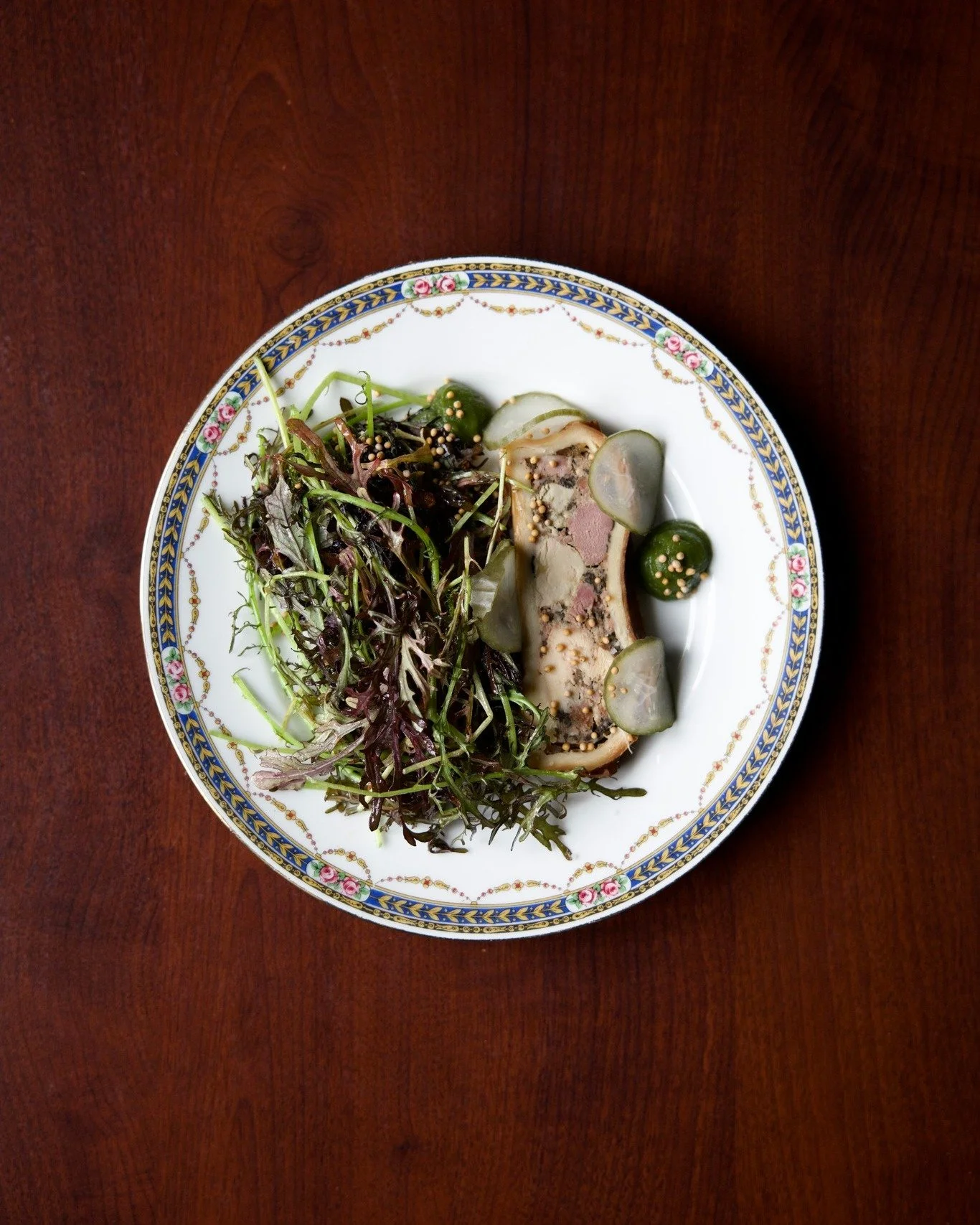 P&acirc;t&eacute; en cro&ucirc;te de la @maison_verot , avec pickles de cornichon et gel de roquette : un jeu subtil entre tradition et fra&icirc;cheur.

#restaurantlisleadam #restaurantvaldoise #valďoise #valdoise95 #lisleadamtourisme #lisleadammavi