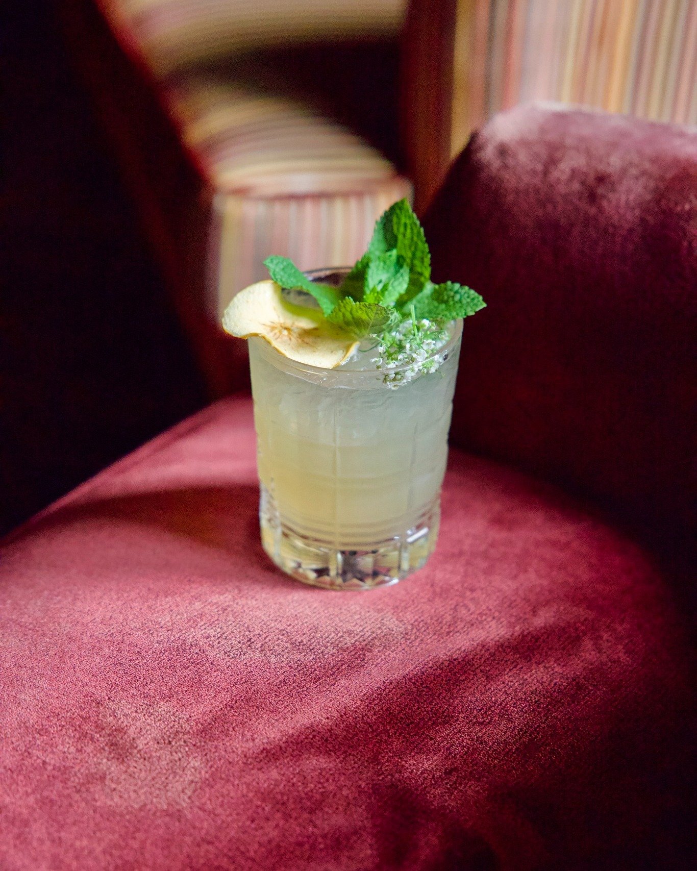 Poire des Neiges : un cocktail qui m&ecirc;le gin, Frangelico, amaretto et jus de poire pour un moment frais et intense. &Agrave; d&eacute;guster sans attendre ! 🍐

#restaurantlisleadam #restaurantvaldoise #valďoise #valdoise95 #lisleadamtourisme #l