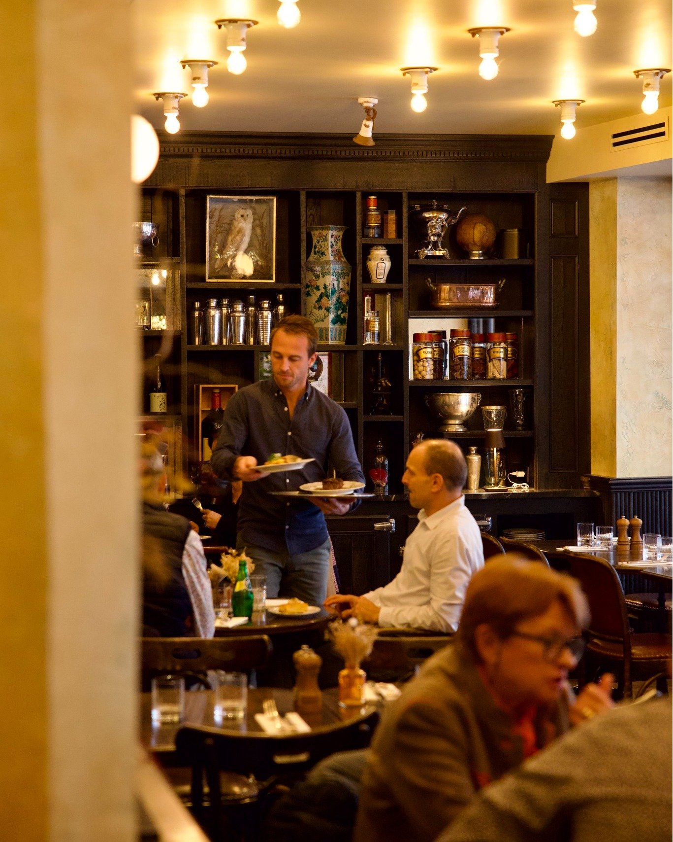 Victor en plein service, toujours attentif et avec le sourire. Un moment de partage et de bonne &eacute;nergie ! Le Mauricette vous accueille tous les jours, du lundi au dimanche, pour le d&eacute;jeuner ou le d&icirc;ner.

#restaurantlisleadam #rest