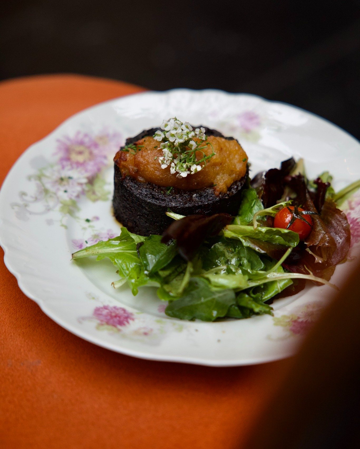 Une touche basque dans l&rsquo;assiette : boudin noir tendre, compote de pommes parfum&eacute;e et frites qui croustillent &agrave; chaque bouch&eacute;e.

#restaurantlisleadam #restaurantvaldoise #valďoise #valdoise95 #lisleadamtourisme #lisleadamma