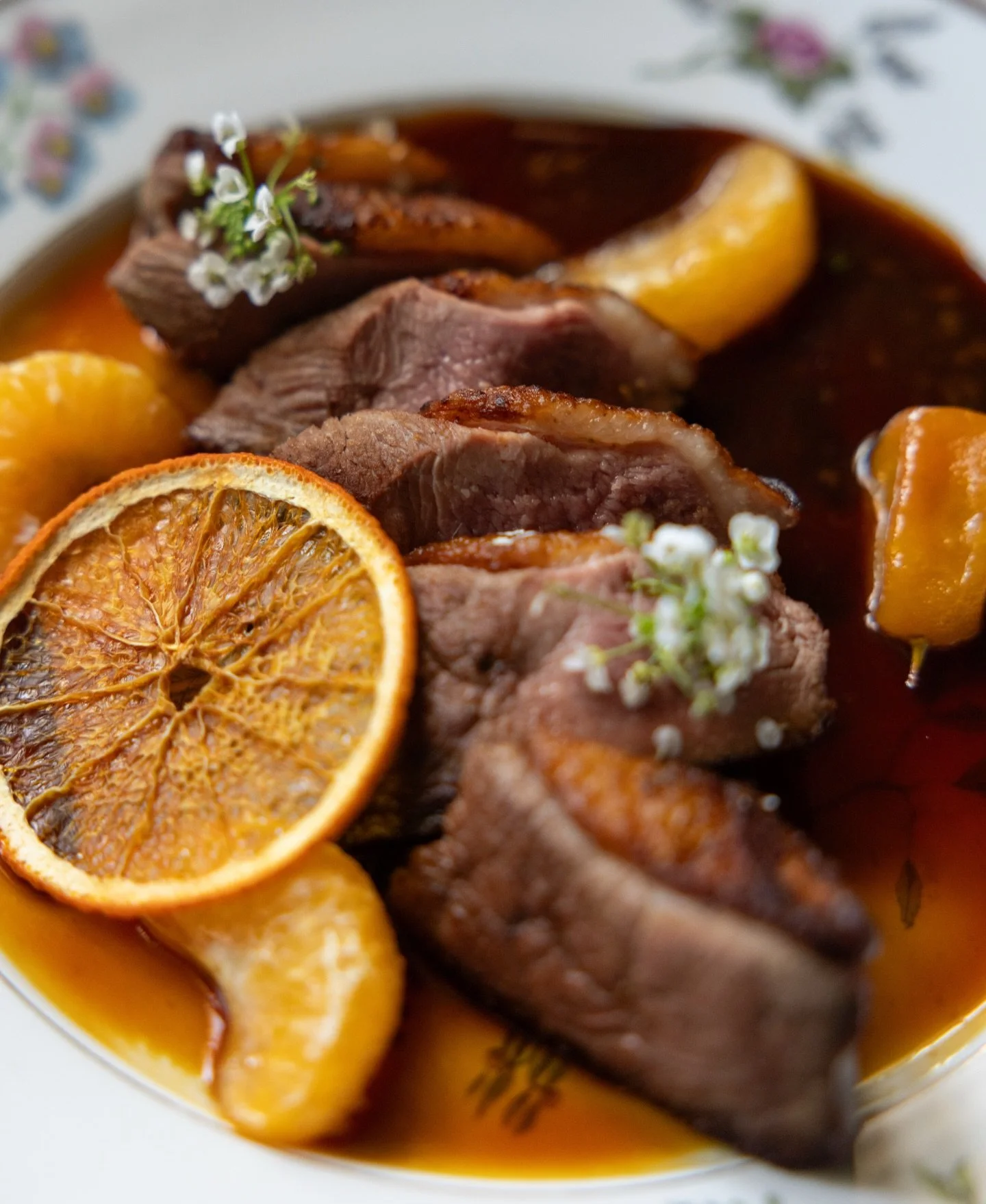 Toujours &agrave; la carte : un bon magret de canard fran&ccedil;ais et sa sauce &agrave; l&rsquo;orange 🍊 

#restaurantlisleadam #restaurantvaldoise #valďoise #valdoise95 #lisleadam
