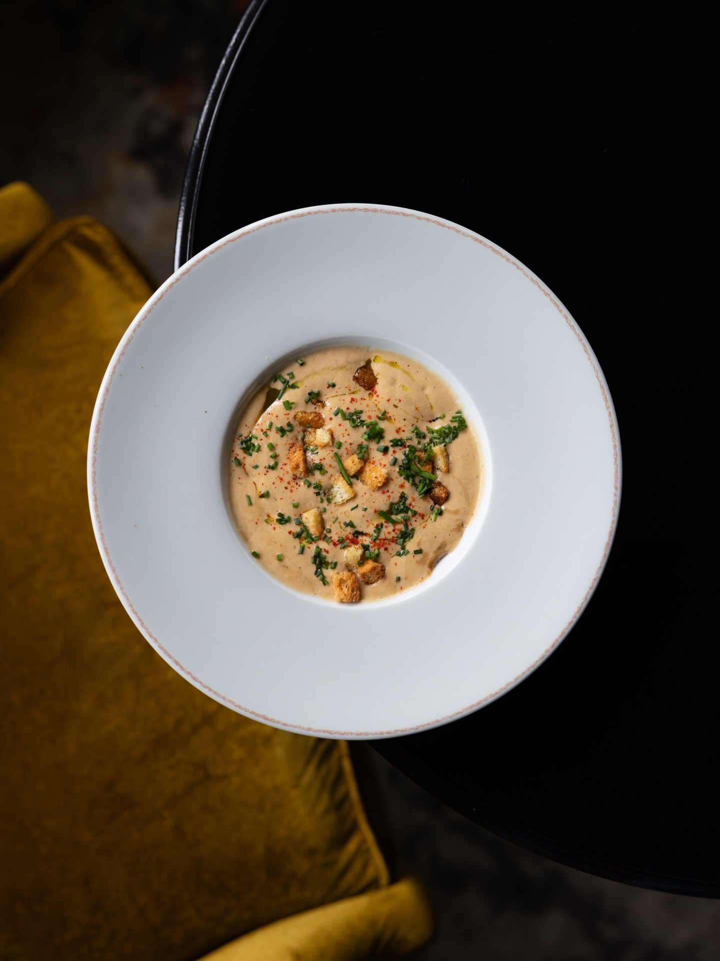 Espuma d&rsquo;oignons grill&eacute;s, marmelade d&rsquo;oignons et cro&ucirc;tons au beurre. Douceur, profondeur et croustillant 🧅 

#restaurantlisleadam #restaurantvaldoise #valďoise #lisleadamtourisme #lisleadam