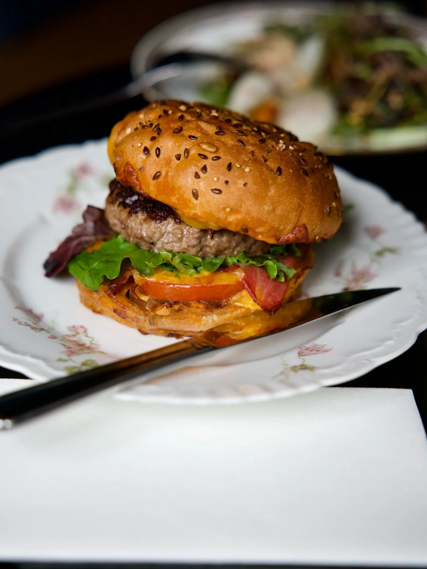 Classique bacon Cheese burger du Mauricette 🍔 Un vrai bun du boulanger, une cuisson ma&icirc;tris&eacute;e et des frites faites maison !

#restaurantlisleadam #restaurantvaldoise #valďoise #lisleadamtourisme #lisleadam