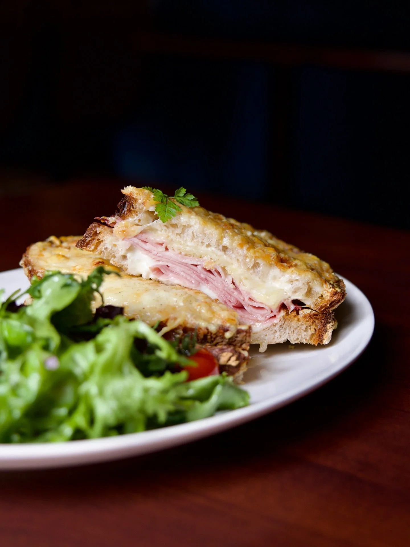 Le croque-monsieur version Mauricette : pain de campagne croustillant, jambon de Paris, Comt&eacute; 18 mois avec des frites maison 🧀

#restaurantlisleadam #restaurantvaldoise #valďoise #lisleadamtourisme #lisleadam
