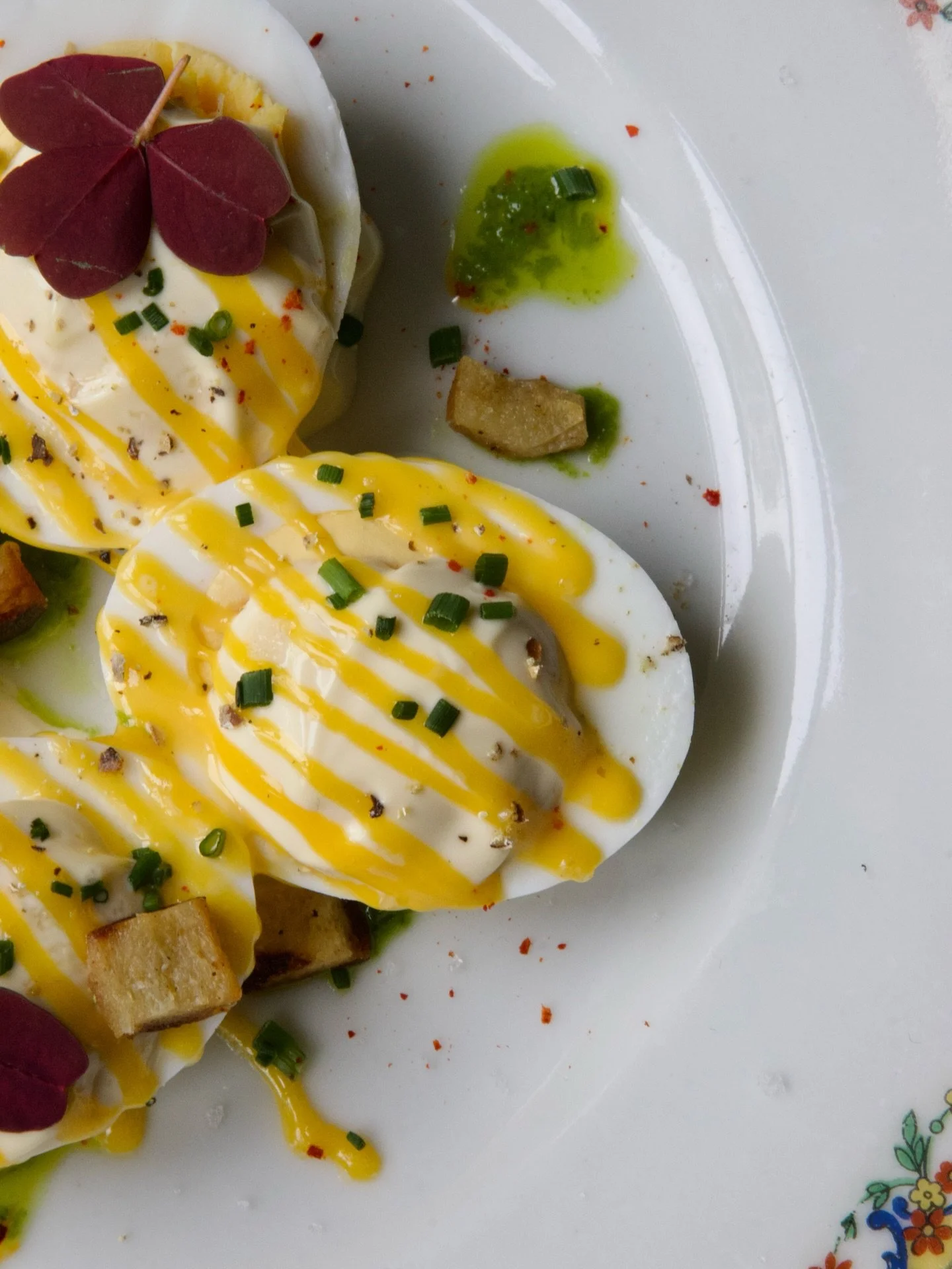 Le grand classique revisit&eacute; 🥚 &OElig;ufs mayonnaise &agrave; la truffe, ciboulette et cro&ucirc;tons pour la touche de croquant&hellip; une entr&eacute;e qui rend vite accro !

#restaurantlisleadam #restaurantvaldoise #valďoise #lisleadamtour