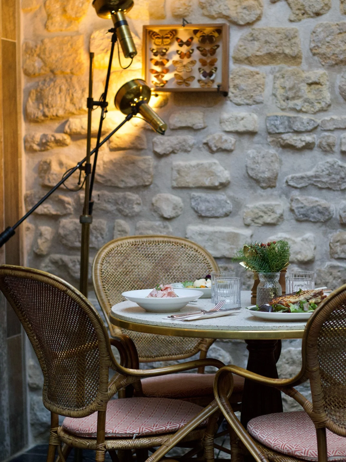 Pour un d&eacute;jeuner entre coll&egrave;gues, un verre en amoureux ou un d&icirc;ner entre ami(e)s. R&eacute;servez votre table au Mauricette au 01 33 69 46 41 ou sur www.Mauricetterestaurant.com 🍽️ 

#restaurantlisleadam #restaurantvaldoise #valď