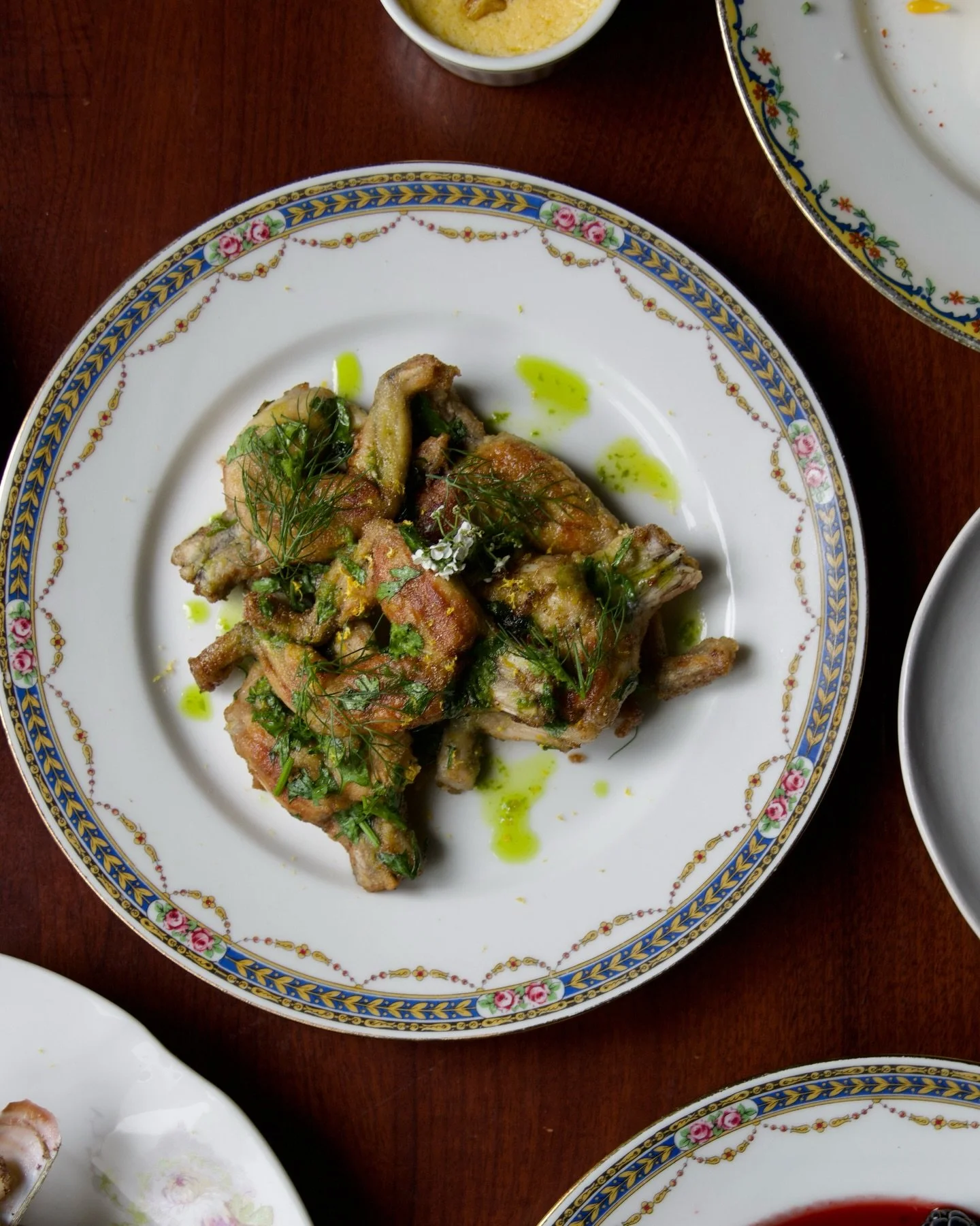 Cuisses de grenouilles en persillade, accompagn&eacute;es d&rsquo;une mousse de beurre noisette 🐸 

#restaurantlisleadam #restaurantvaldoise #valďoise #lisleadamtourisme #lisleadam