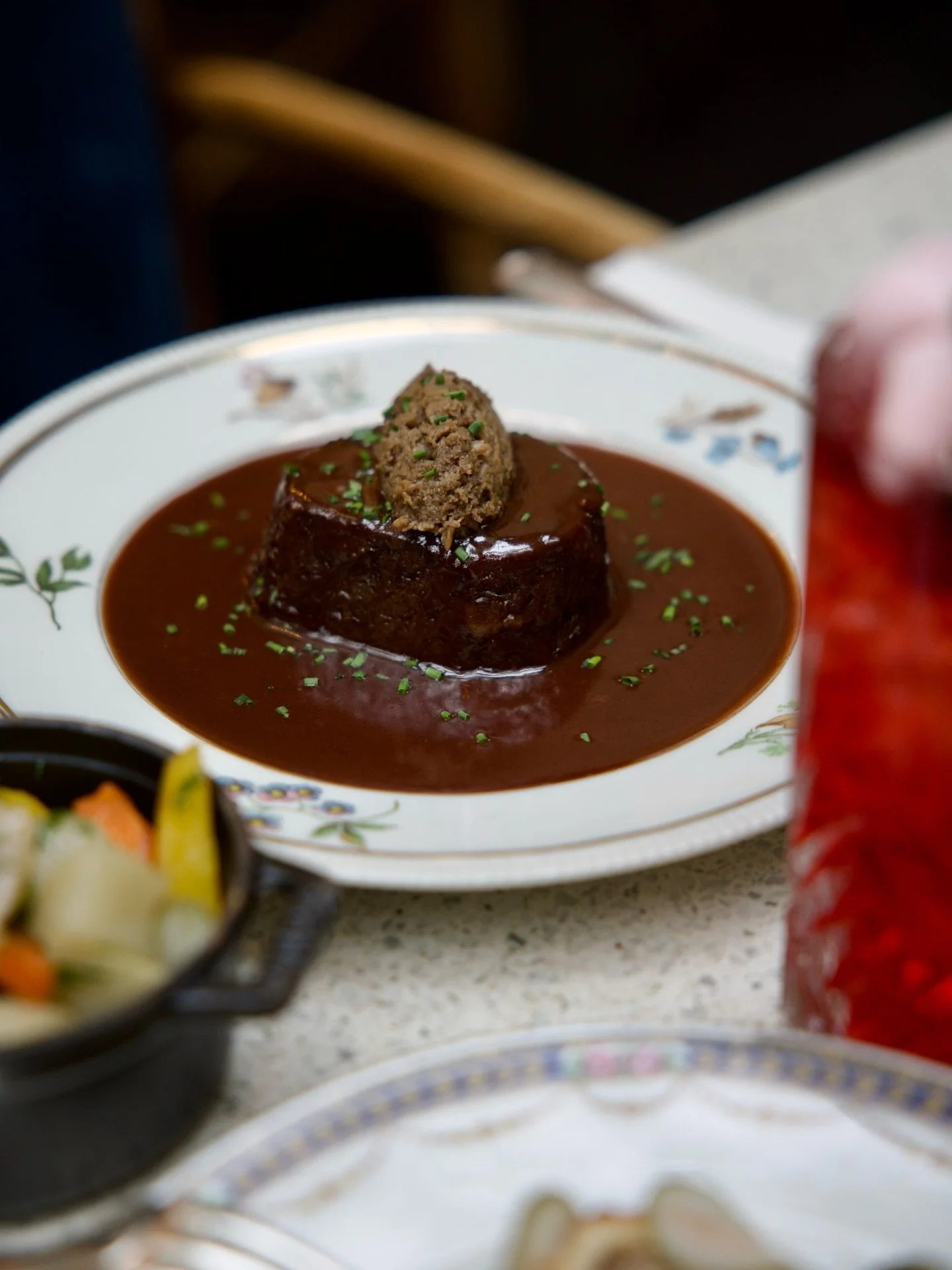 On ne dit jamais non &agrave; un bon b&oelig;uf bourguignon maison ! D&eacute;couvrez le &agrave; la fa&ccedil;on Mauricette 🥩🥕

#restaurantlisleadam #restaurantvaldoise #valďoise #lisleadamtourisme #lisleadam