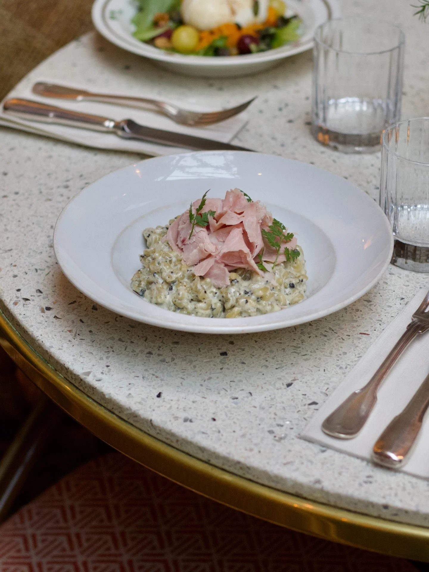 Parce qu&rsquo;on ne s&rsquo;en lassera jamais &hellip; Les fameuses coquillettes truff&eacute;es 🤌🏼

#restaurantlisleadam #restaurantvaldoise #valďoise #lisleadamtourisme #lisleadam
