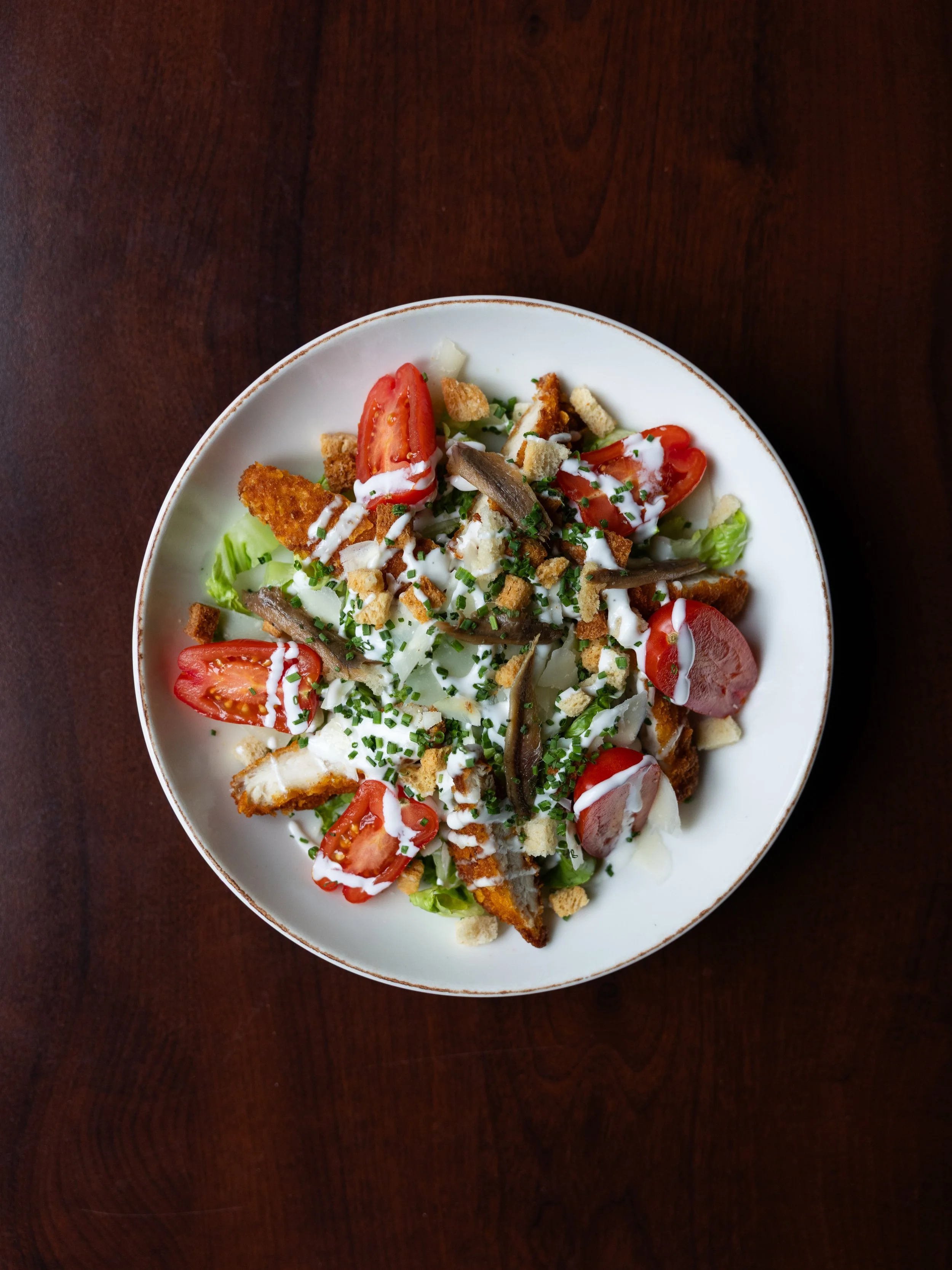 La classique salade C&eacute;sar est arriv&eacute;e au Mauricette pour l&rsquo;&eacute;t&eacute; : Poulet croustillant, anchois, tomates et parmesan&hellip; Parfaite pour le d&eacute;jeuner 🥗 

#restaurantlisleadam #restaurantvaldoise #valďoise #lis