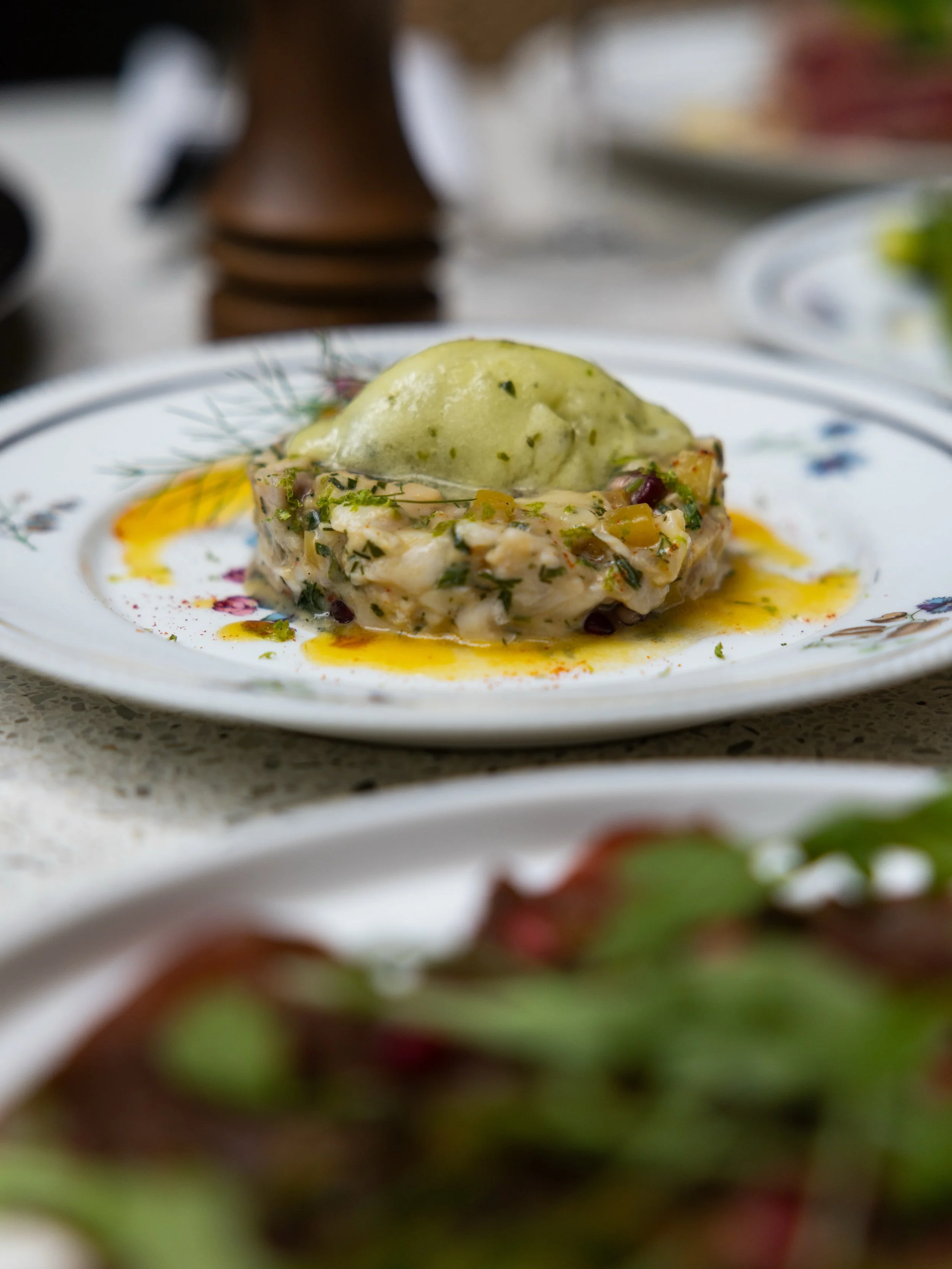 Fra&icirc;cheur, finesse et originalit&eacute; avec ce nouveau tartare de daurade. Mangue, grenades et sorbet citron-basilic 🍋 

#restaurantlisleadam #restaurantvaldoise #valďoise #lisleadamtourisme #lisleadam