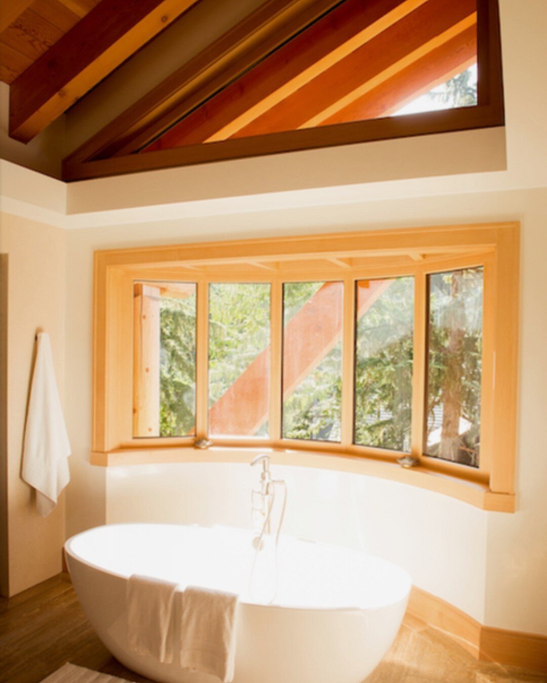 Soaking in a beautiful bathtub, and bathing in natural light. What could be better? 

#whistlercabin #seatosky #custommillworkwhistler #hardwood #interiordesign #millwork #woodwork #squamish #whistler #beautiful #love #custom #inspiration