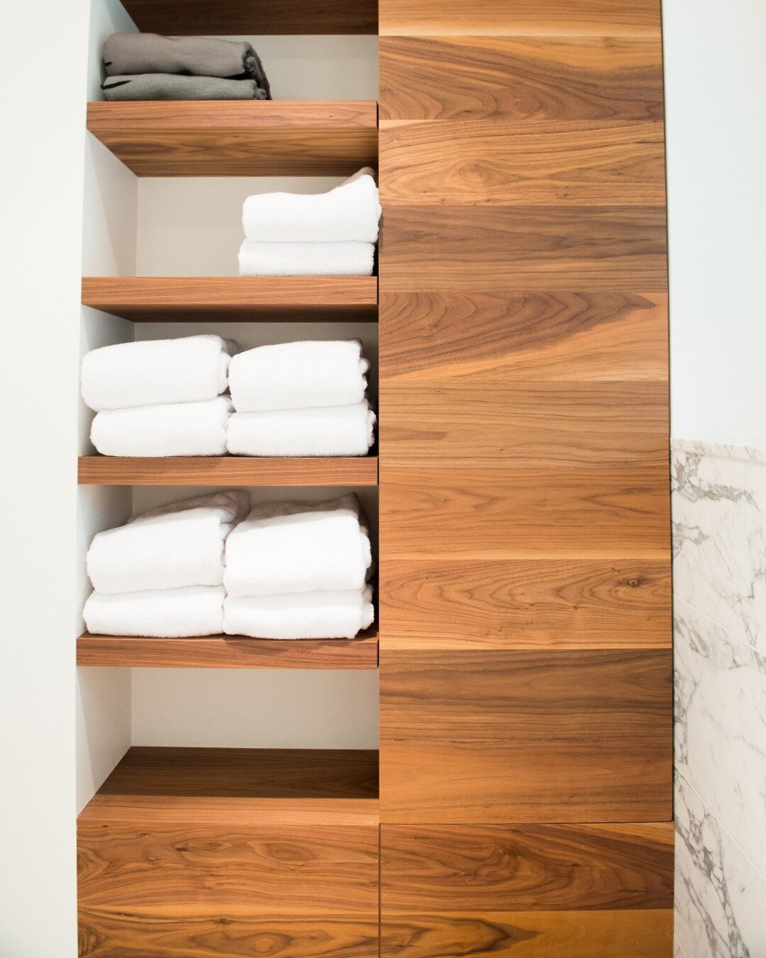 If you're thinking &quot;I've never seen a towel closet with no doors before&quot;, that's because you've never seen one pretty enough not to need them 😍😍

#whistlercabin #seatosky #custommillworkwhistler #hardwood #interiordesign #millwork #woodwo