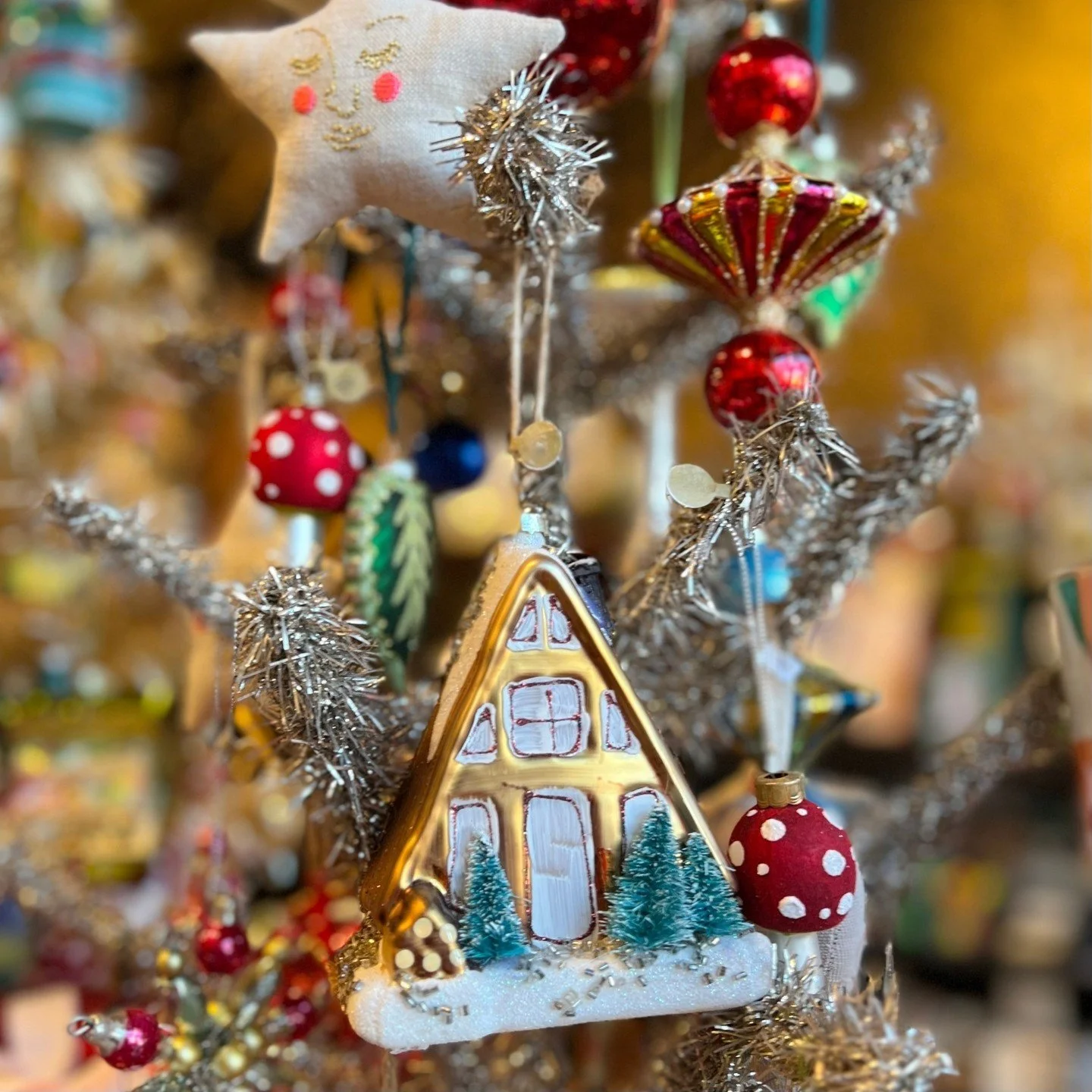🍸 Glass pickles, festive drinks, tiny moon boots, and a whole squad of felt animals &mdash; all ornaments, all adorable. Come snag these cuties in-store before they&rsquo;re gone!

#supportyourlocalpickledealer #holidayhoardersclub #ornamentaddicts 