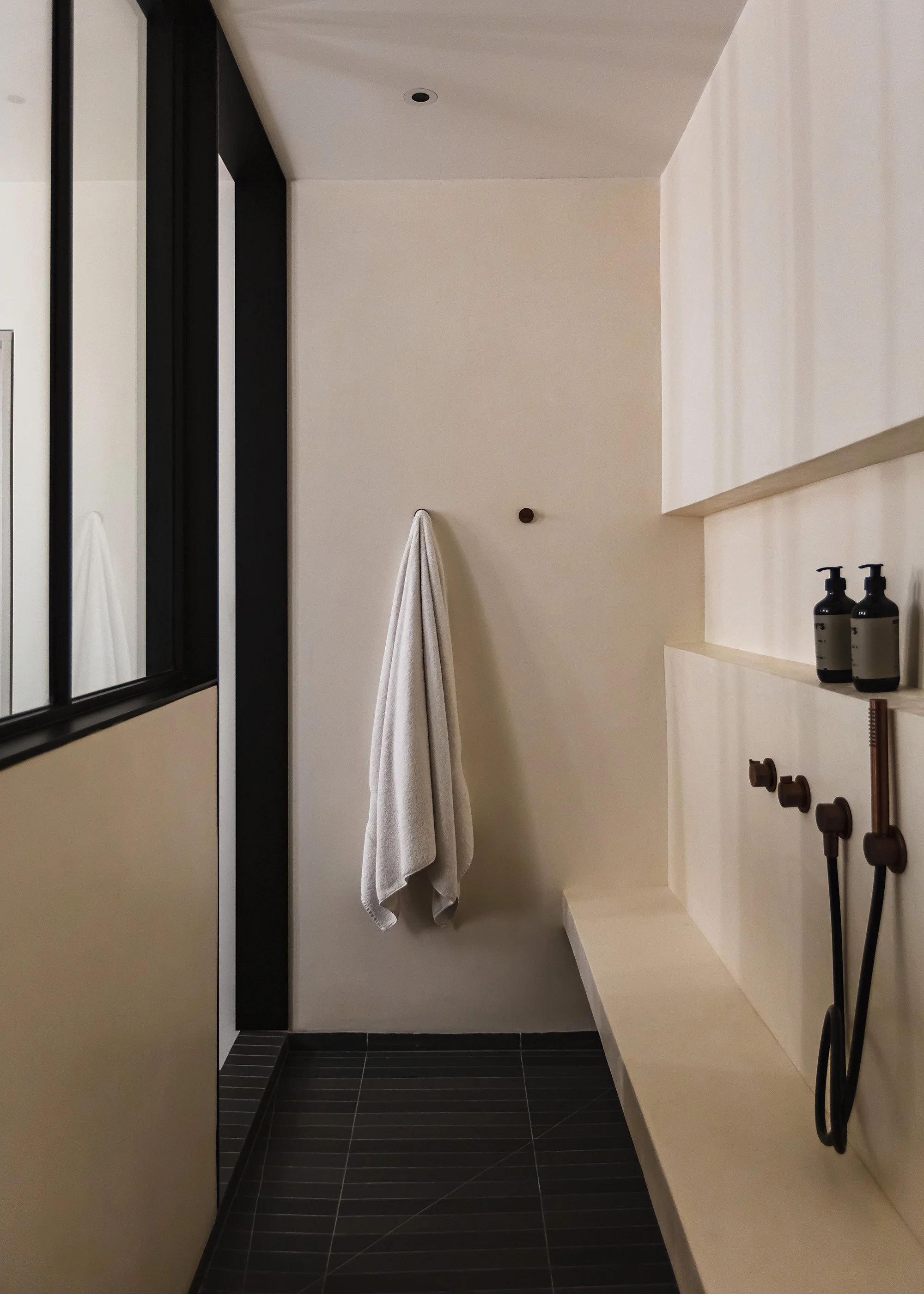 Large shower with tadelakt plaster walls