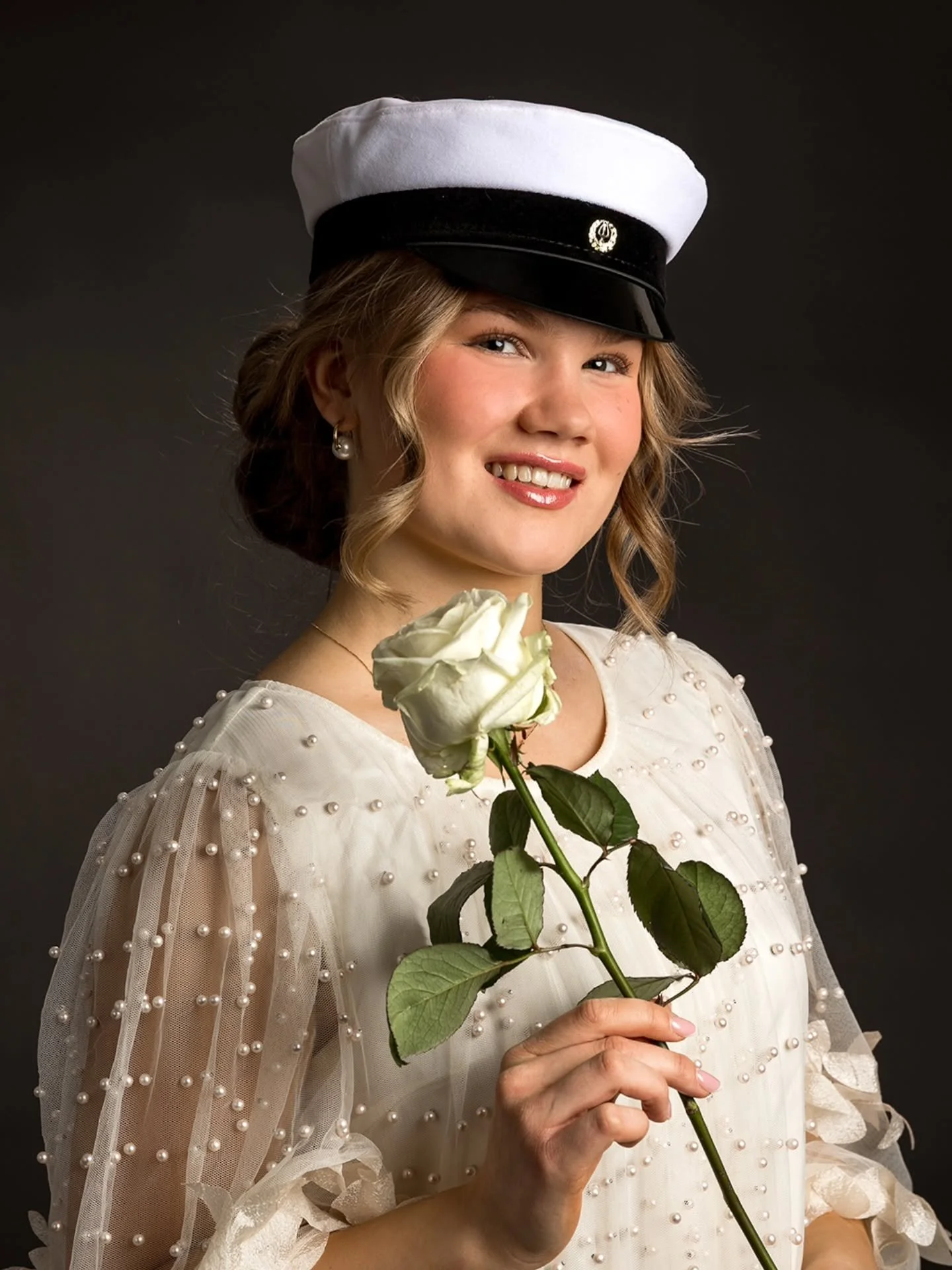 L&ouml;ytyyk&ouml; sielt&auml; pian ylioppilaaksi valmistuvia? 🥰 

✨ Kuvausmaksu 100&euro;
✨ 5kpl digikuvia etuhintaan 120&euro; loppuvuoden ajan 

Mukavaa loppuviikkoa!

#valokuvaus #valokuvausoulu
#valokuvaajaoulu #oulu #ylioppilas #ylioppilaskuva