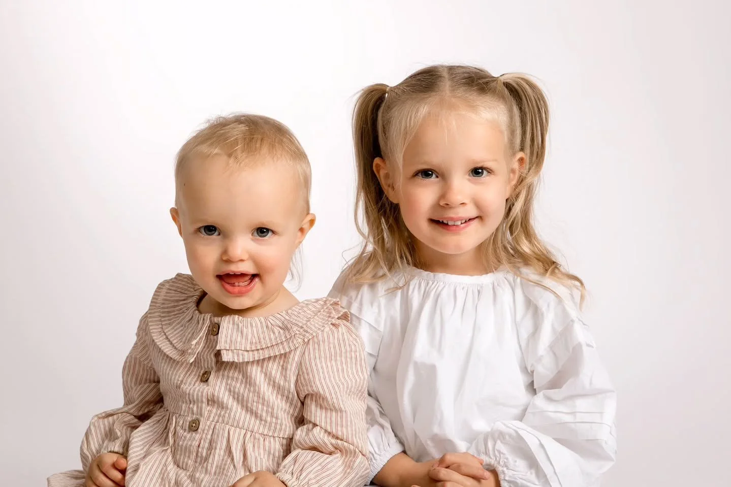 Voi ihanat yksivuotiaat 🫶

1-vuotiskuvauksen yhteydess&auml; voidaan napata samalla my&ouml;s vaikkapa sisarus- ja perhekuvakin. 🥰

#yksivuotiskuvaus #yksivuotiskuvausoulu #lapsikuvausoulu #lapsikuvaus #yksivuotias #oulu #valokuvaajaoulu #valokuvau