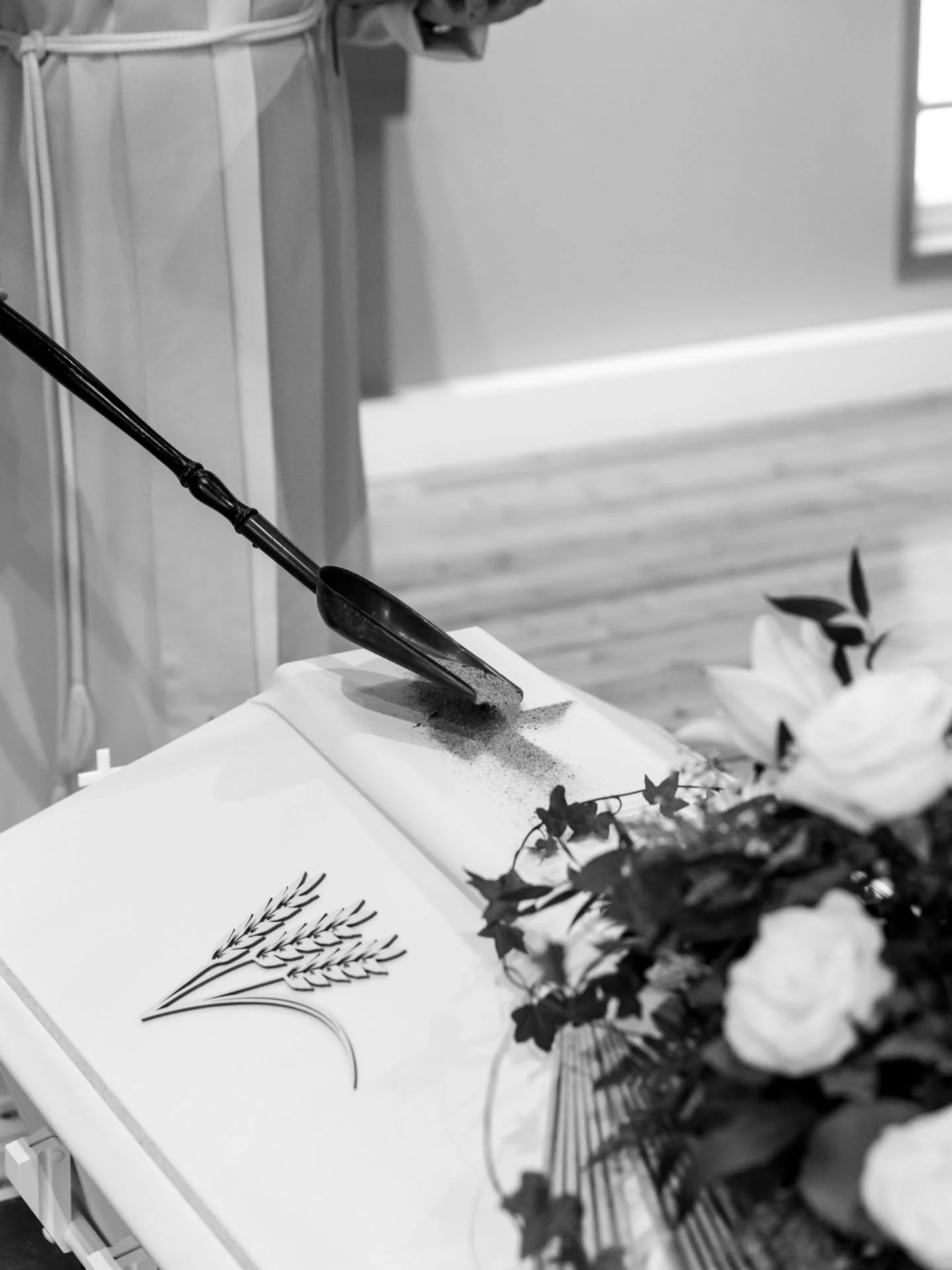 El&auml;m&auml;&auml;n mahtuu v&auml;lill&auml; my&ouml;s menetyst&auml; ja surua. My&ouml;s n&auml;m&auml; ovat t&auml;rkeit&auml; hetki&auml; valokuville. 🪽 Valokuvaan siunaus- ja muistotilaisuudet suurella arvostuksella.

Siunaustilaisuus ja haut