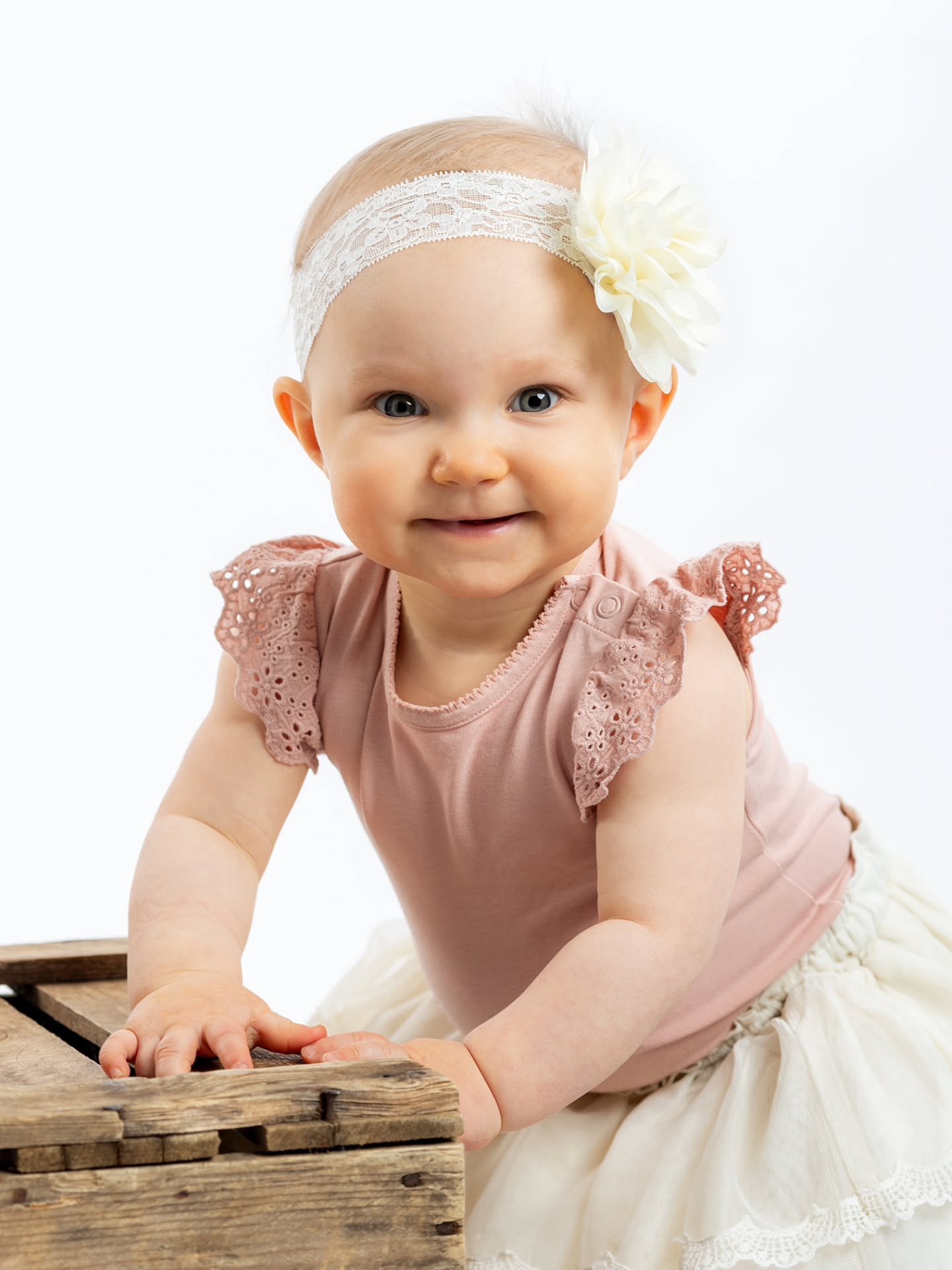 T&auml;llaista ihanaa yksivuotiasta sain kuvata v&auml;h&auml;n aikaa sitten 😍 

Yksivuotiskuvauksiin k&auml;yt&auml;n yleens&auml; valkoista taustaa, mutta toiveidenne mukaan l&ouml;ytyy muitakin vaihtoehtoja. Yksinkertainen rekvisiitta tuo ihanan 