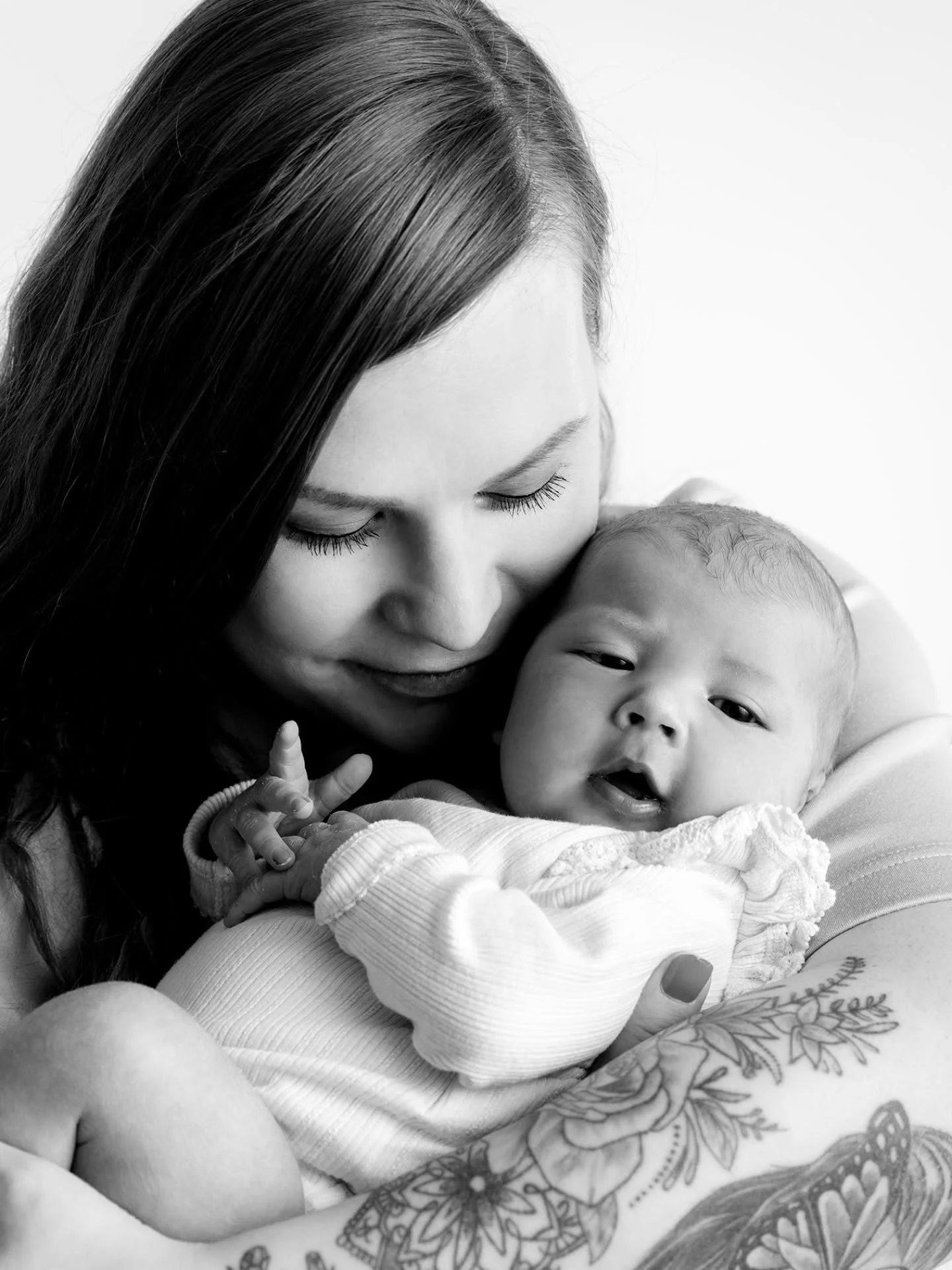 Pari viikkoa pit&auml;&auml; kiirett&auml; kun kalenterissa olleet pikkuiset on ilmoitelleet saapumisestaan, tiet&auml;&auml; siis vauvantuoksua 🥹🤍

Kev&auml;&auml;lle mahtuisi my&ouml;s vauvoja kalenteriin viel&auml;. 😍

#vauvauvakuvaus #newbornk