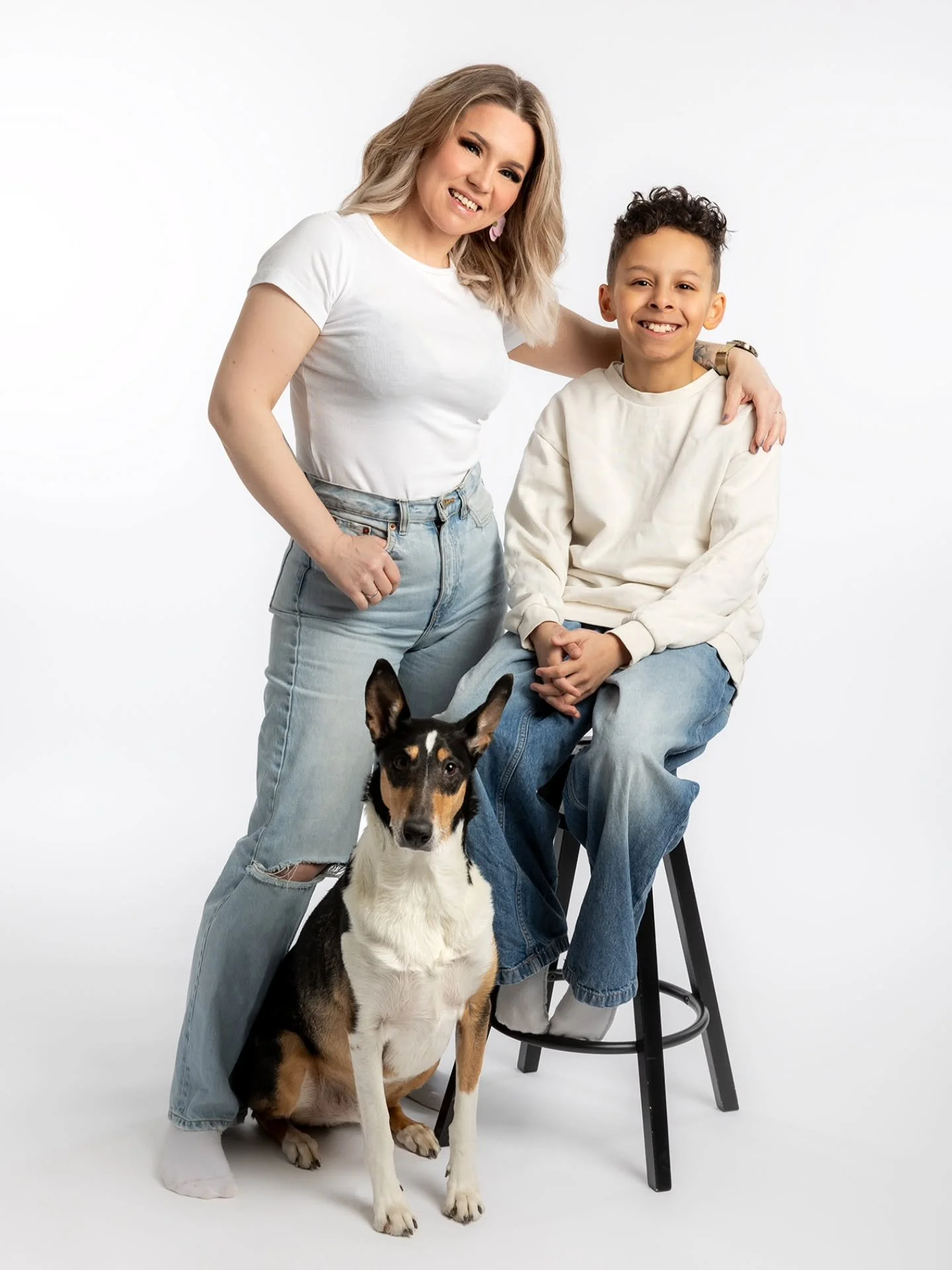 N&auml;m&auml; ihanat py&ouml;r&auml;htiv&auml;t mulla minikuvauksissa lauantaina ja sain heille jo laittaa valmiit kuvat 😍

Koti on siell&auml;, miss&auml; syd&auml;n on, perheen m&auml;&auml;ritt&auml;&auml; rakkaus - ei kokoonpano. Mun luo perhek