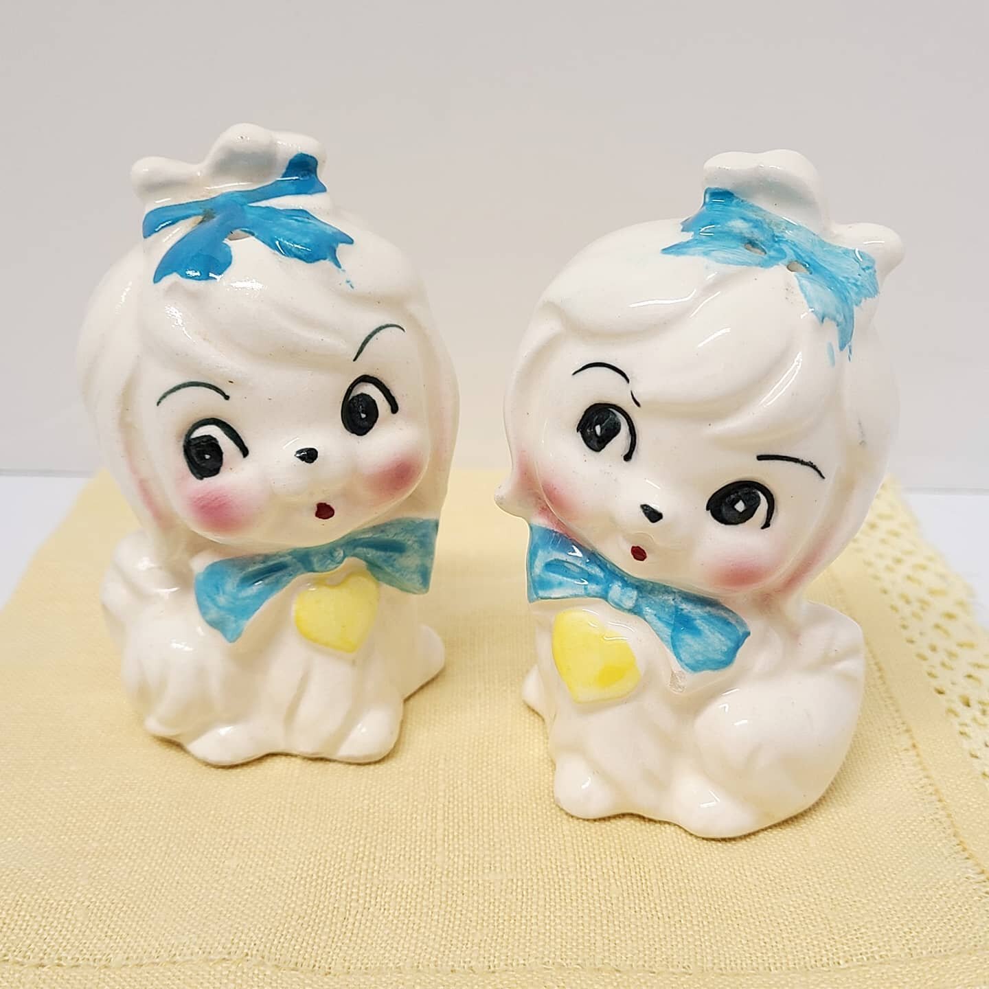 Precious Poochies shakers by TMI. These vintage cuties are made in the style of the fabulous Mr. Toodles. They are adorable!
One has a couple of small knicks as shown in the photos and there are some marks across the back I haven't tried to remove.
T