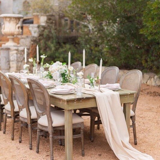 Our farm table from this shoot has me ready for a Bridgerton garden party (instead of the full inbox and rainy day I&rsquo;m currently dealing with!) 

We designed this look with our friends at @premiereeventsaustin and @tablemannerstx and I&rsquo;m 