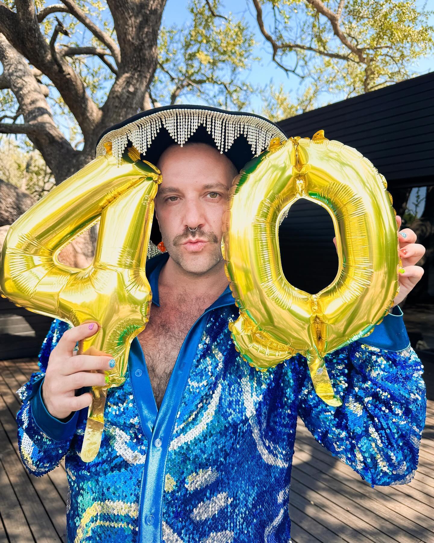 This is 40🎈🥳

Ringing in my 4️⃣0️⃣ with @rhinoafrica at the most glorious safari lodge in the world ~ @silvan_safari 

So grateful to be celebrating my milestone birthday in Africa!

Fit ~ @patrickchurchny
🎩 ~ @forever21 

#40thbirthday #40th #rhi