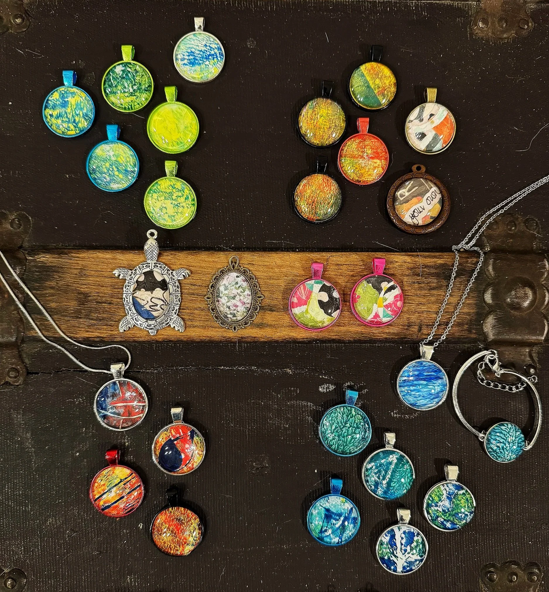 There is a special pendant for every outfit, season and mood!