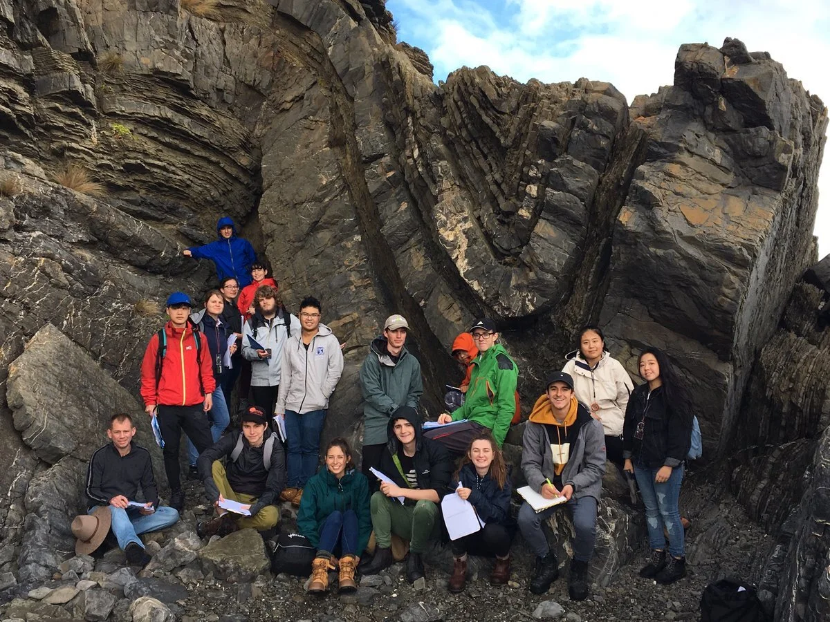 GEOL20002-class-photo-2019 copy.jpg