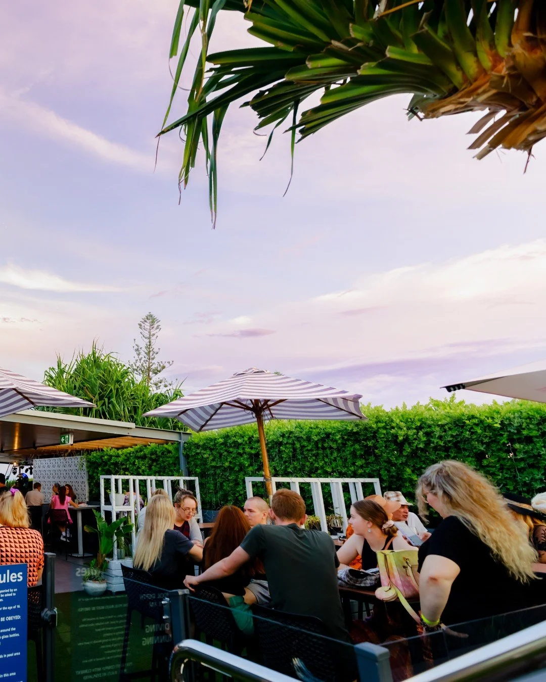 Sunsets at Sunny&rsquo;s never miss 🌅

Catch live music all weekend &mdash;
Saturday: Aussie Classics with Tommy from 5&ndash;8pm 🇦🇺🎶
Sunday: Rob Szakaly from 2&ndash;5pm 🎤

See you on the rooftop 🍹
