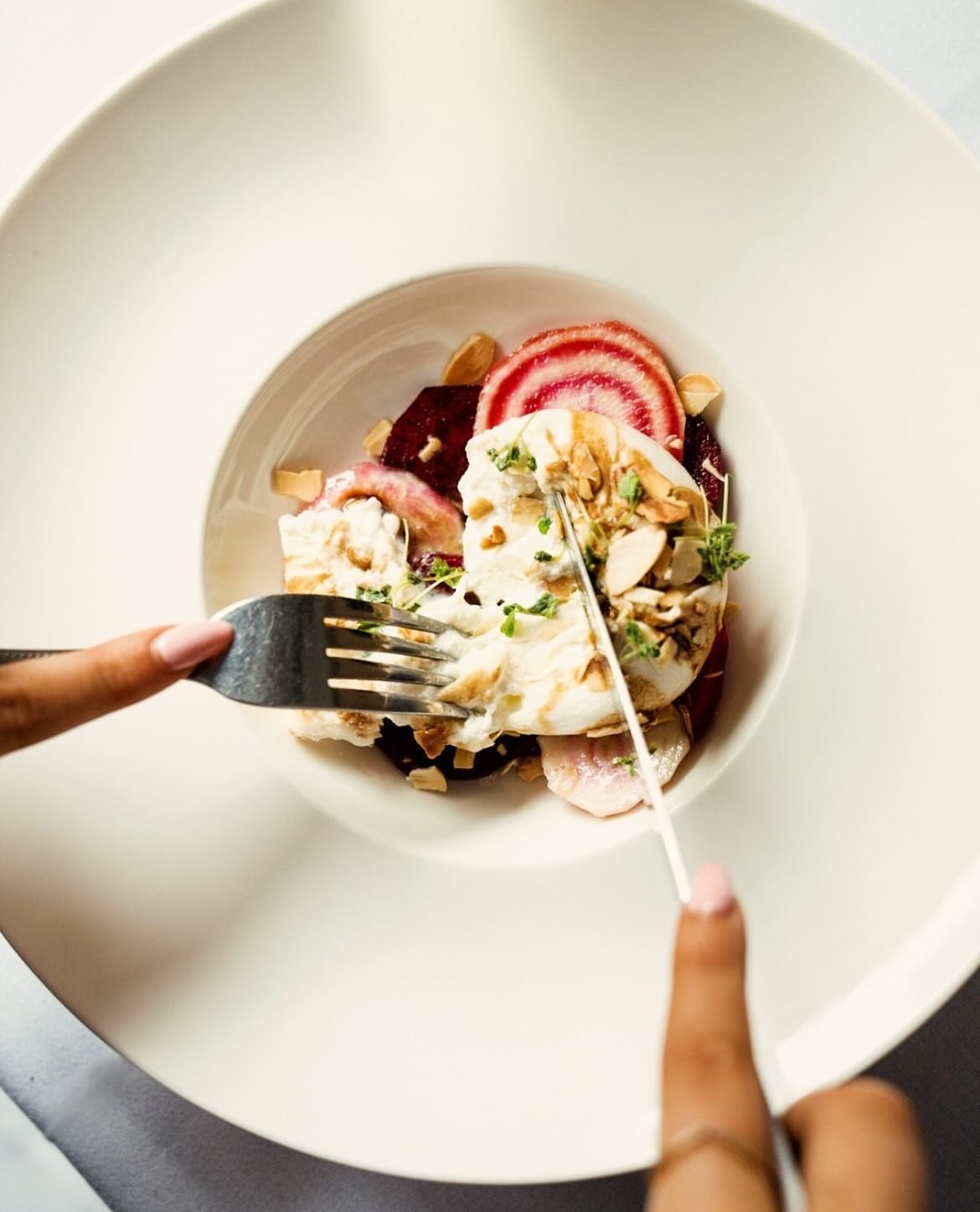 👨&zwj;🍳🔪

&bull;

Explore our fresh seasonal menu, served daily with love. 

&bull;

#17onsloane #shisha #seenat17 #knightsbridge #london #harrods