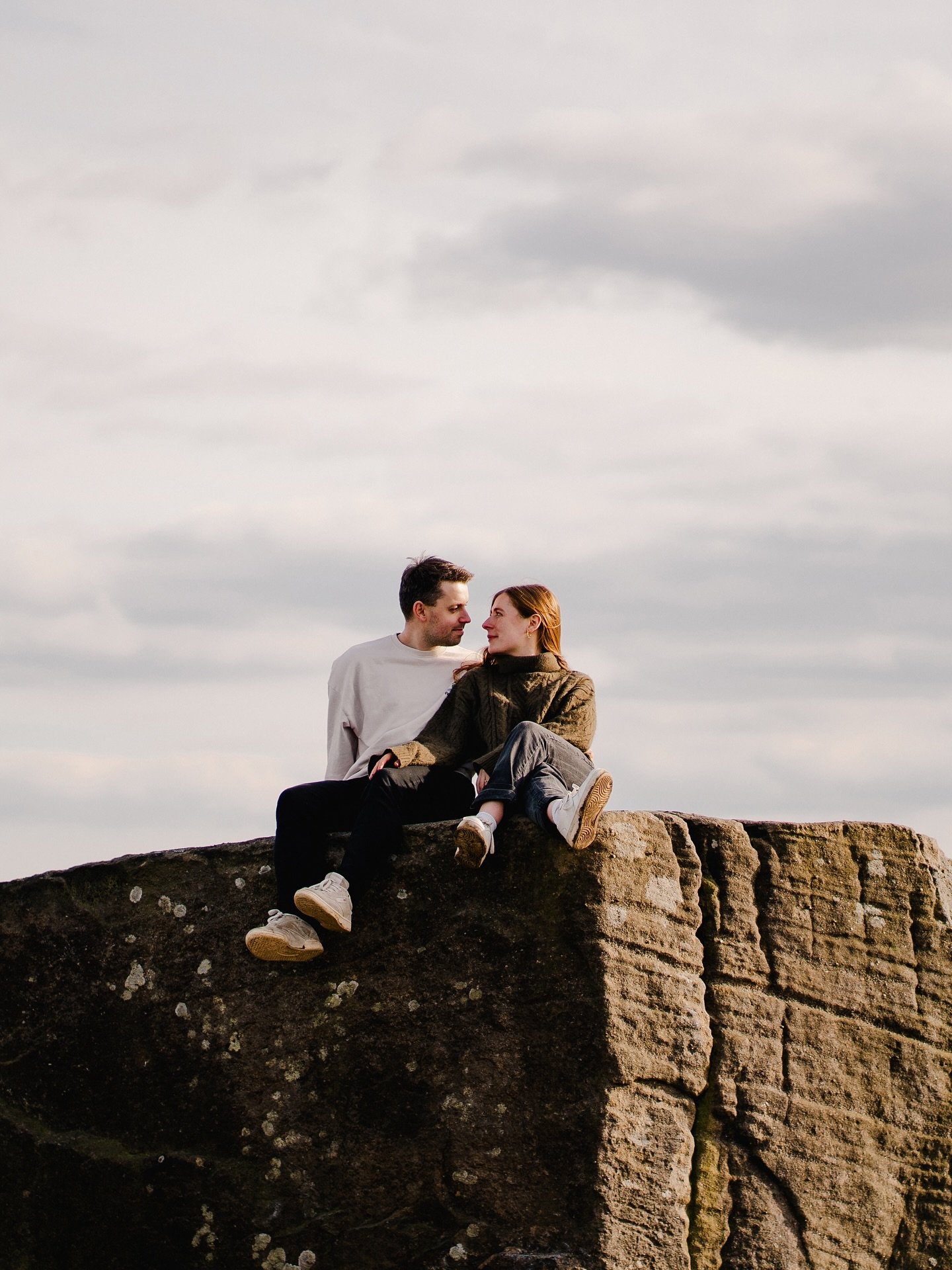 Nate &amp; Rach&rsquo;s preshoot at the stunning Curbar Edge 😮&zwj;💨 After sending several location suggestions and rainy day backups, this was also the day that I realised Rach was going to be the most organised bride of all time 😂🫡
-
#curbaredg