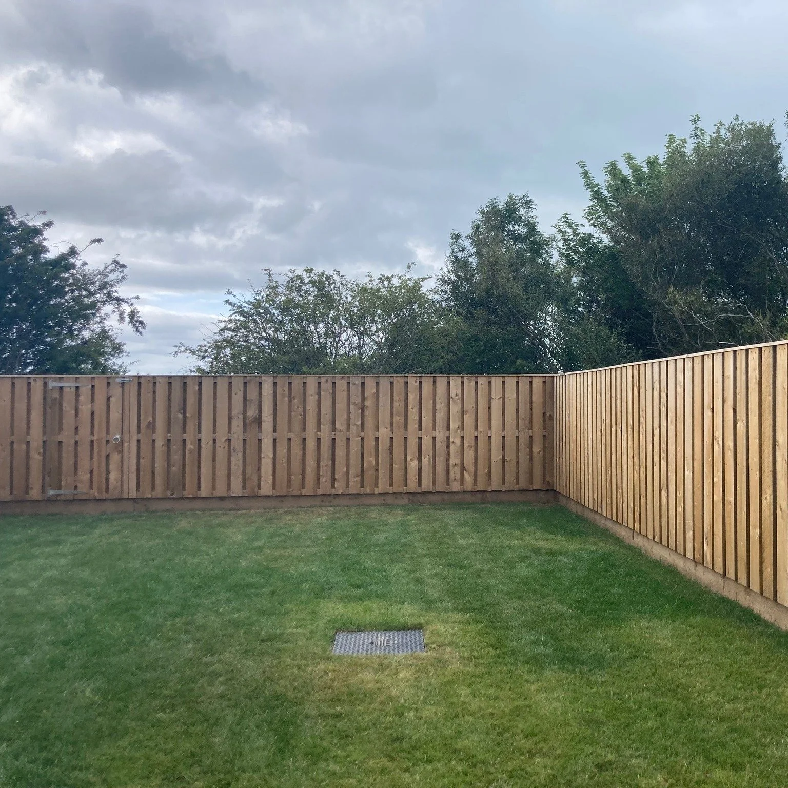 A lawn transformed into structure and flow.
This private client garden is now built and awaiting planting 🌿 the final layer that will soften the lines and bring movement and seasonal change.
Thoughtful design begins with strong foundations.