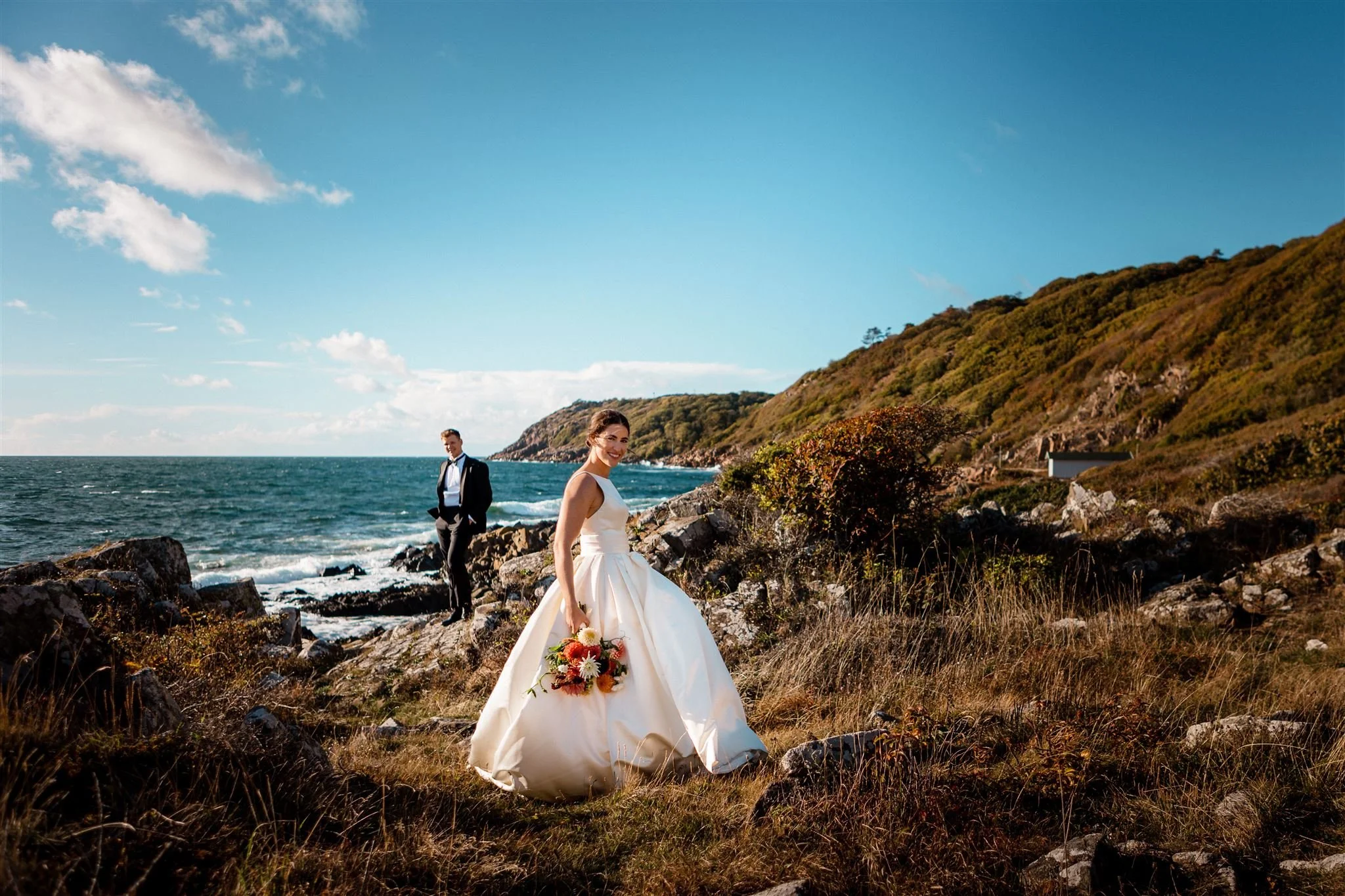Lina och Anton — brudpar på trappor, dramatiskt ljus