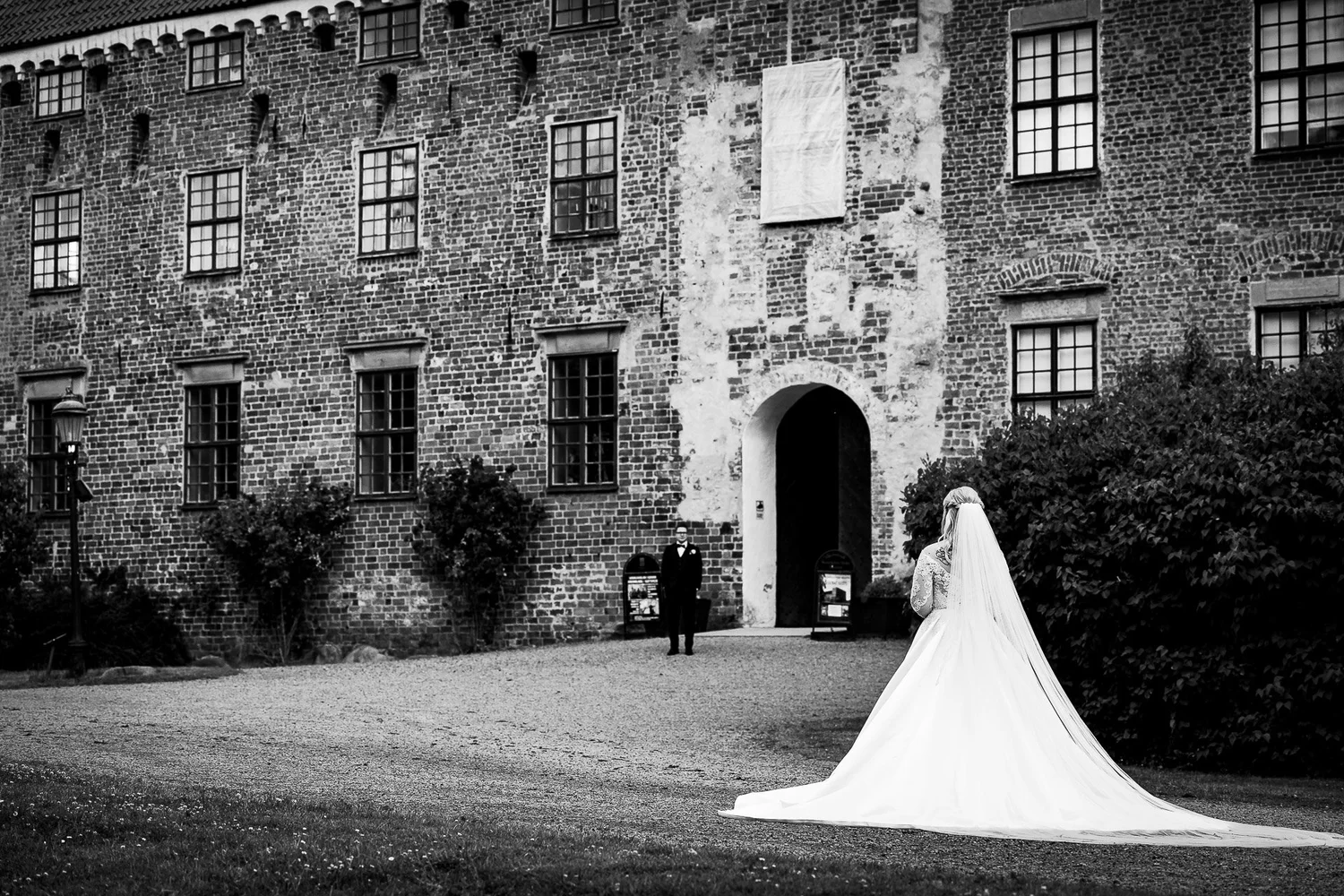 Bröllop juni 2022 — ljust och naturligt