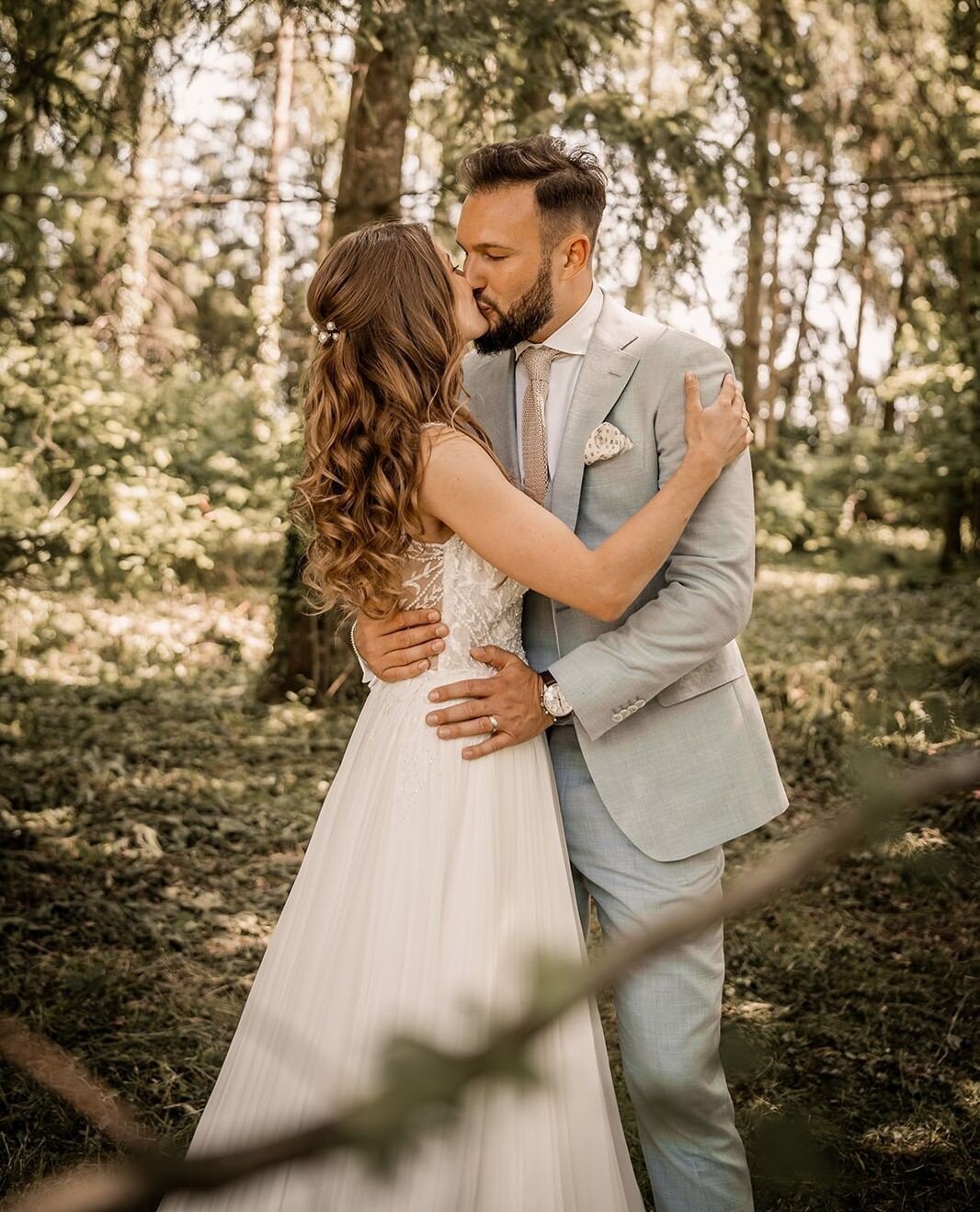 Die meisten von euch denken bei einer Hochzeit vermutlich insbesondere an die Monate Juli &amp; August. Na klar, schlie&szlig;lich verbindet man Hochzeiten meistens mit dem Sommer, mit langen Abenden bei sch&ouml;nem Wetter und vor allem mit einem - 